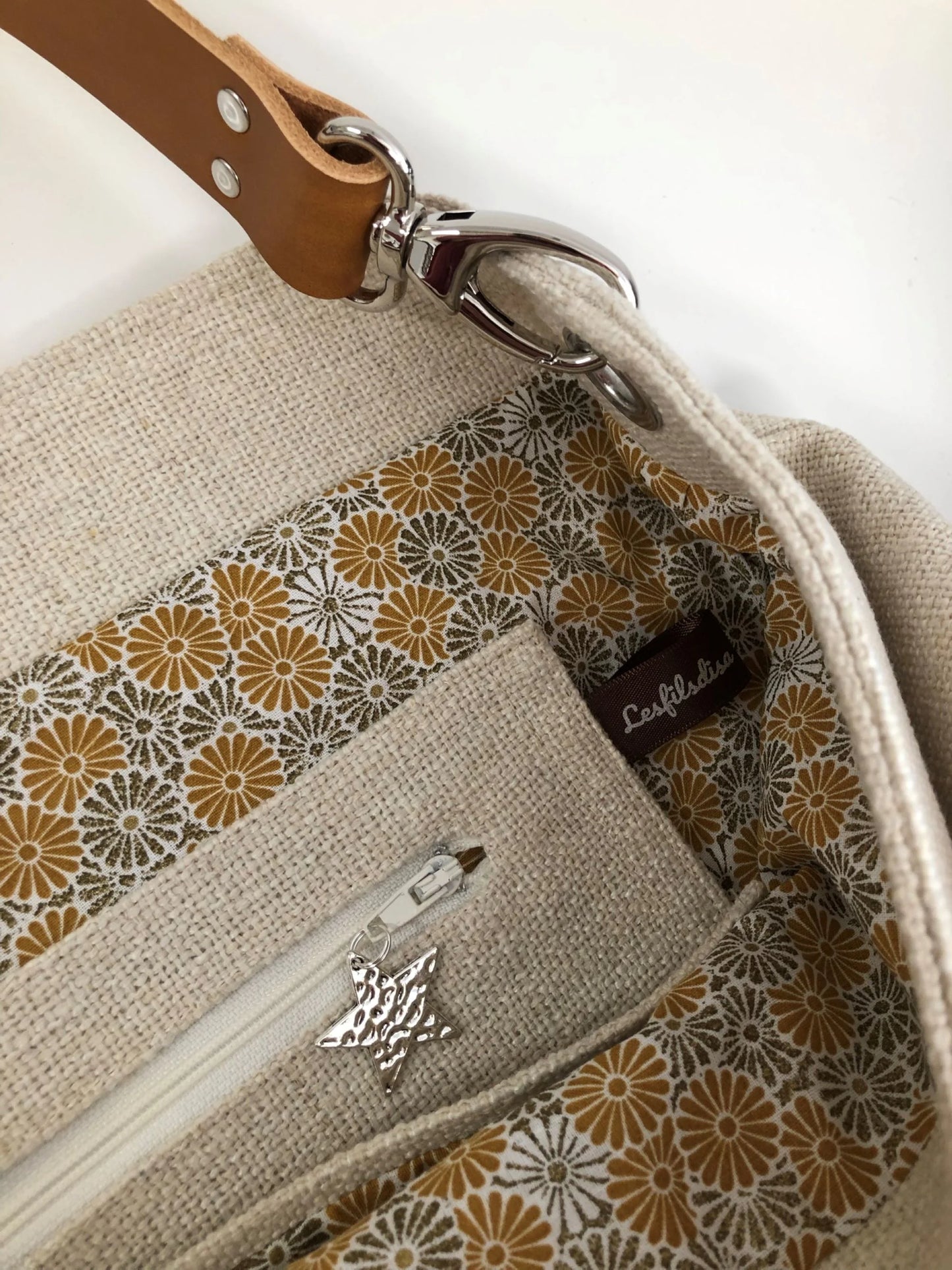 L'intérieur du sac Hobo en lin ivoire.
