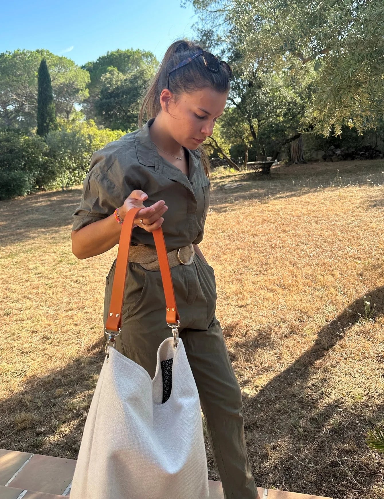 Le sac Hobo en lin ivoire et anse en cuir fauve.
