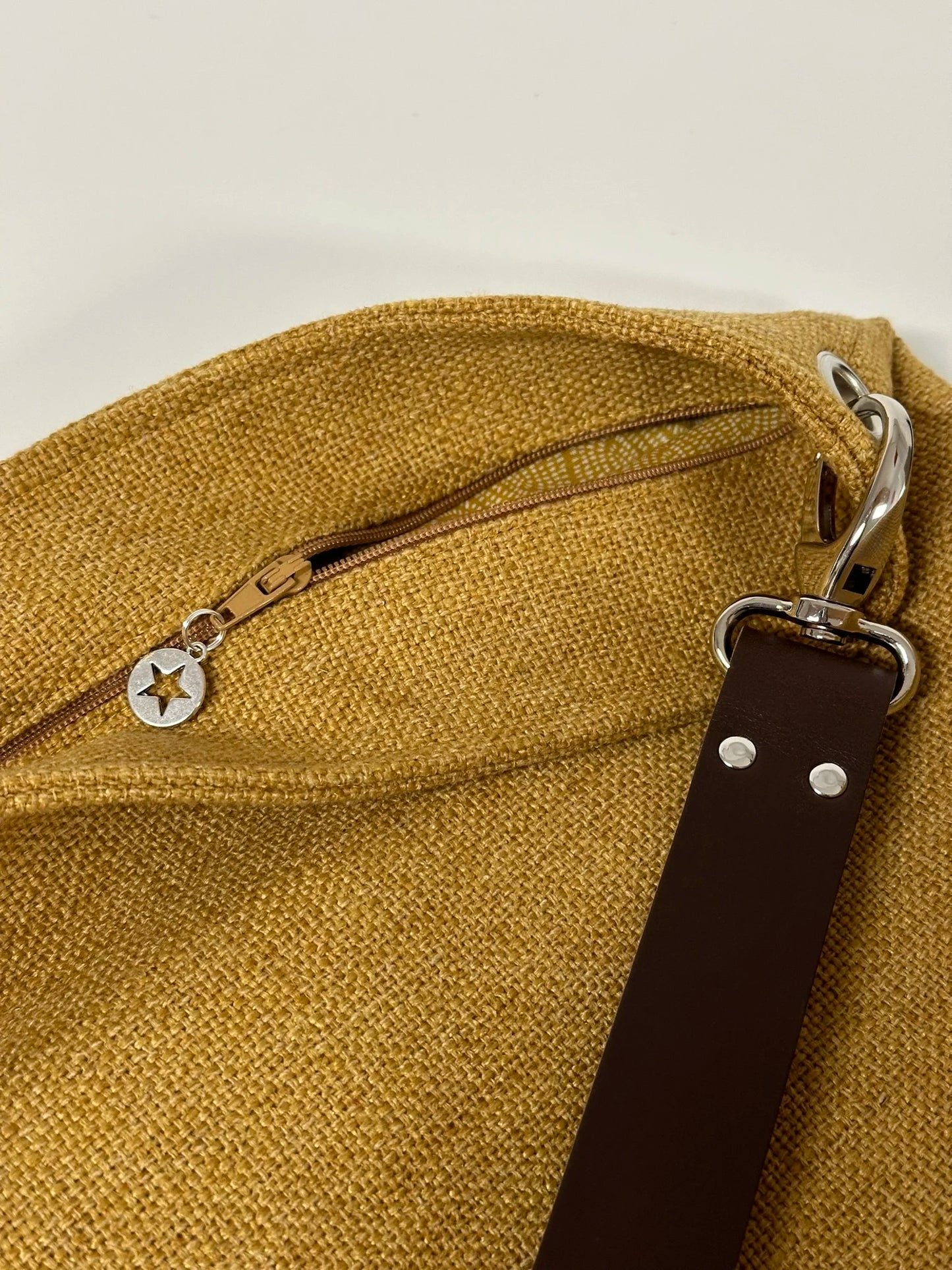La fermeture éclair posée en retrait sur le sac hobo Lesfilsdisa.