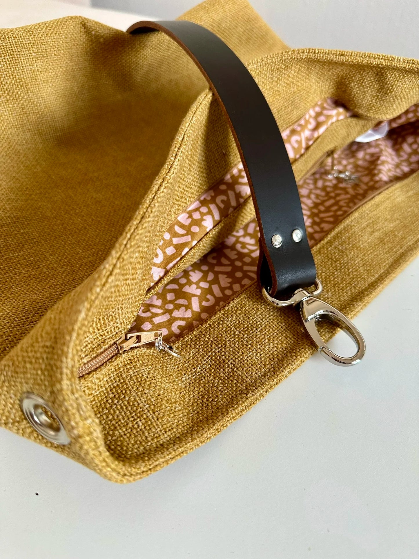 Le sac hobo en lin jaune moutarde avec fermeture éclair