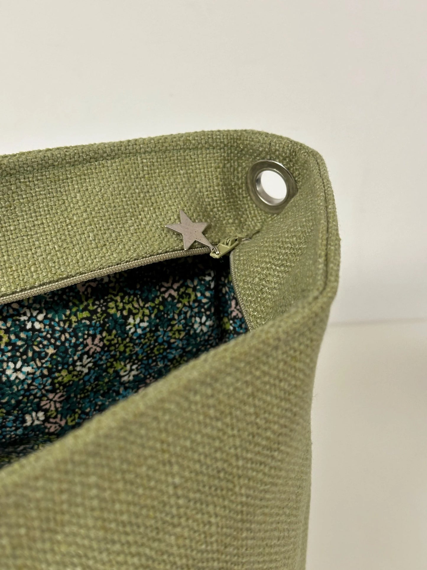 La fermeture à glissière du sac hobo en lin vert kaki .