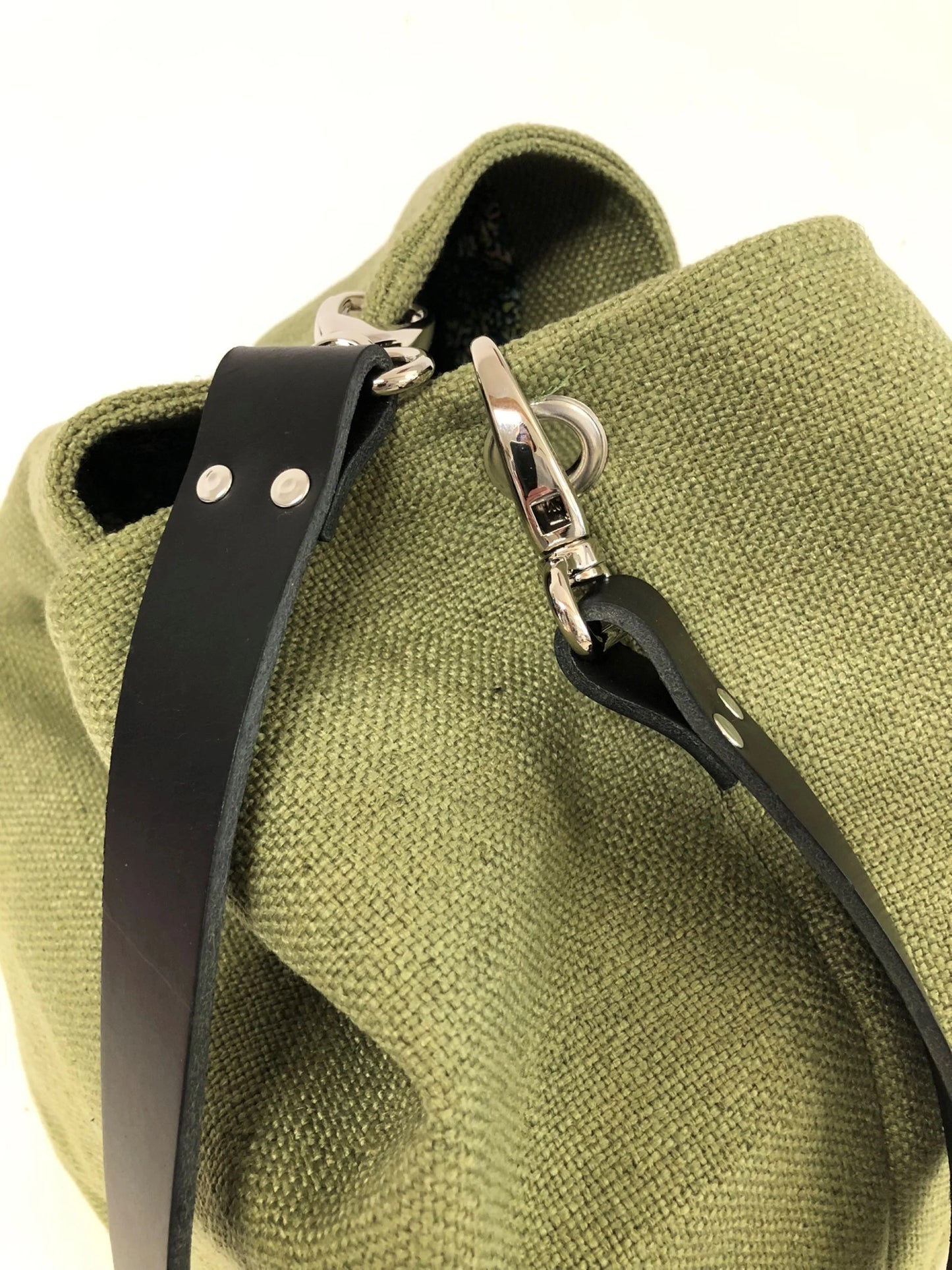 Le sac hobo en lin vert kaki et son anse en cuir noir amovible