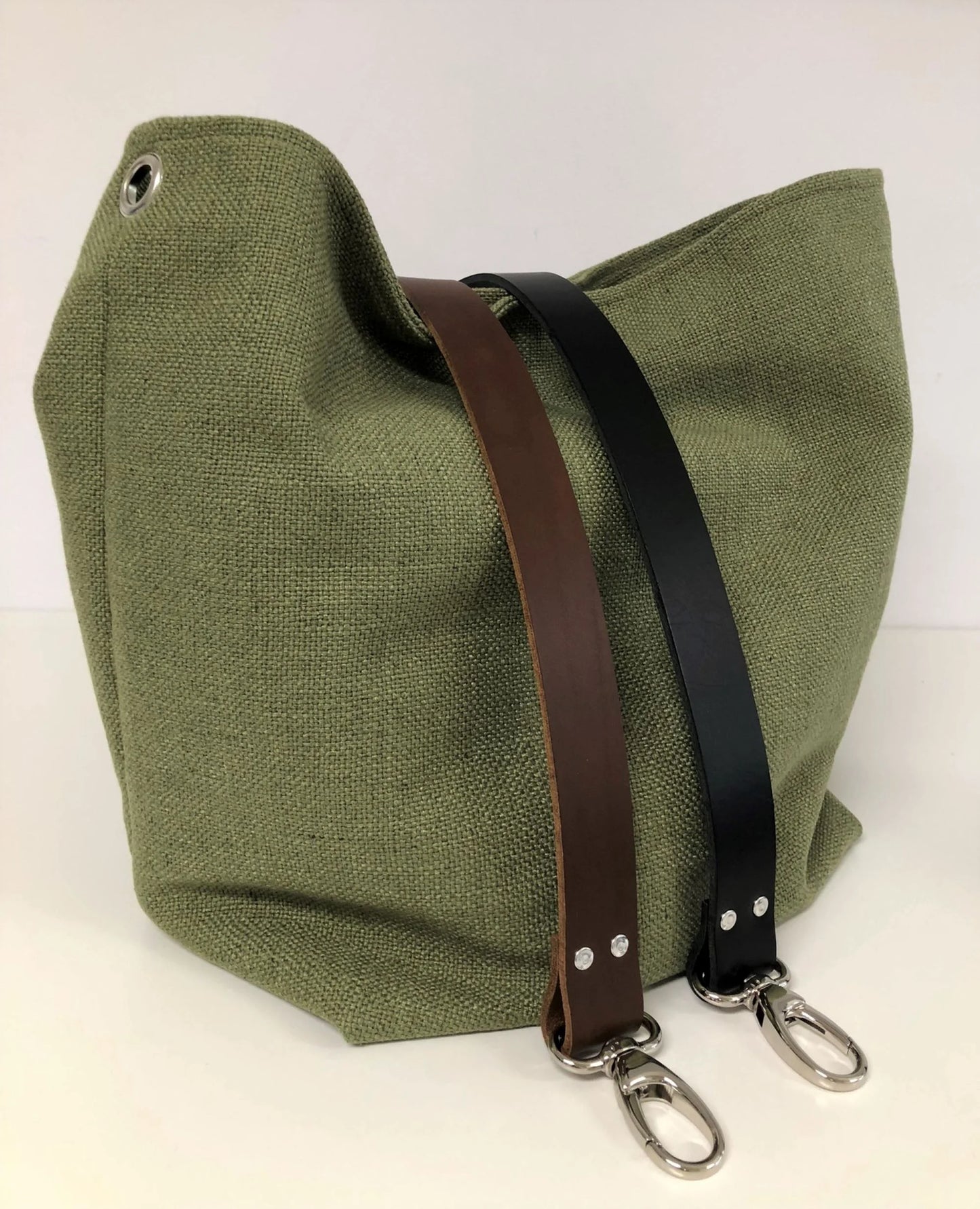 Le sac hobo en lin vert kaki et son anse en cuir marron ou noir, amovible