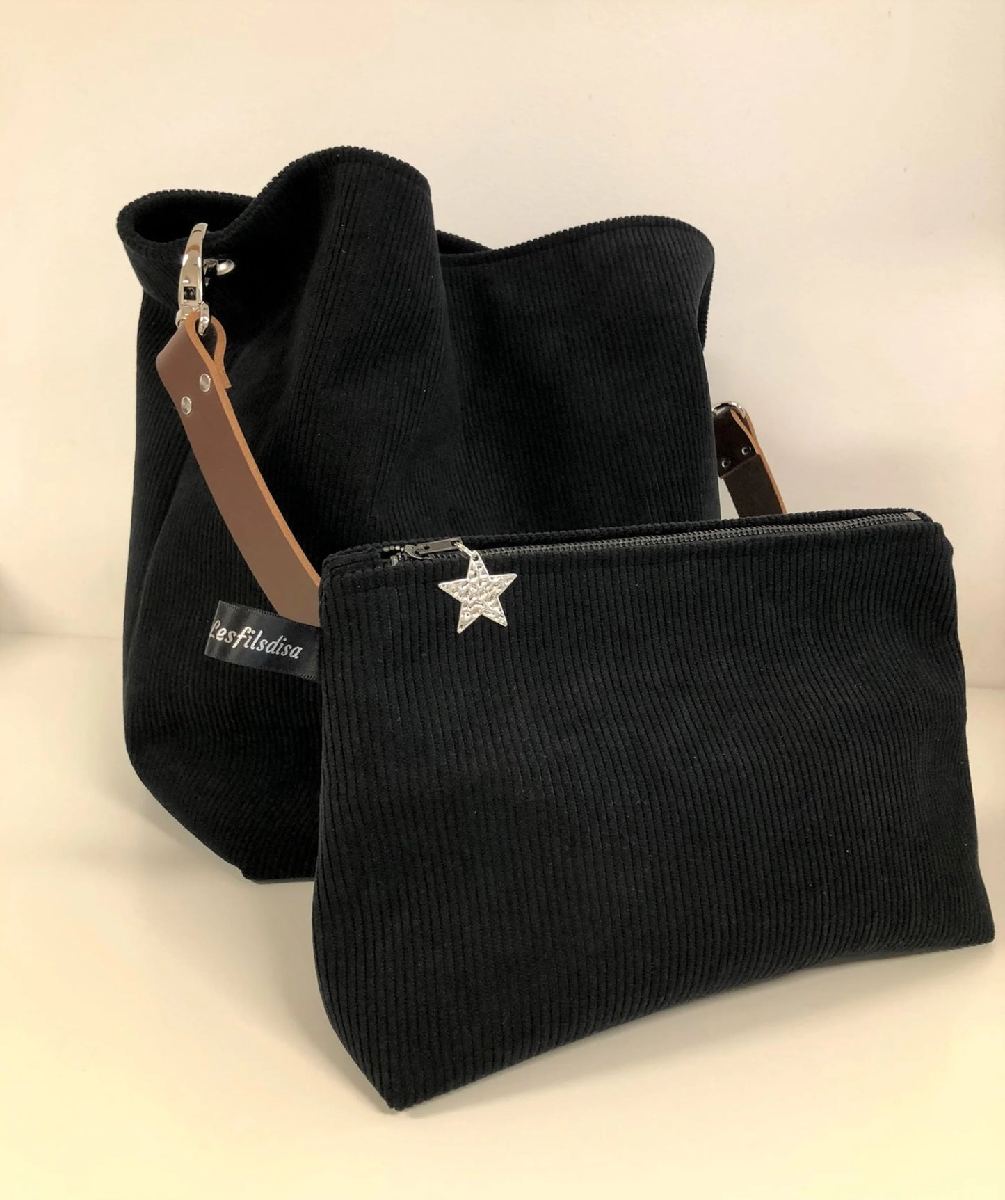 La pochette et le sac hobo Lesfilsdisa en velours côtelé noir