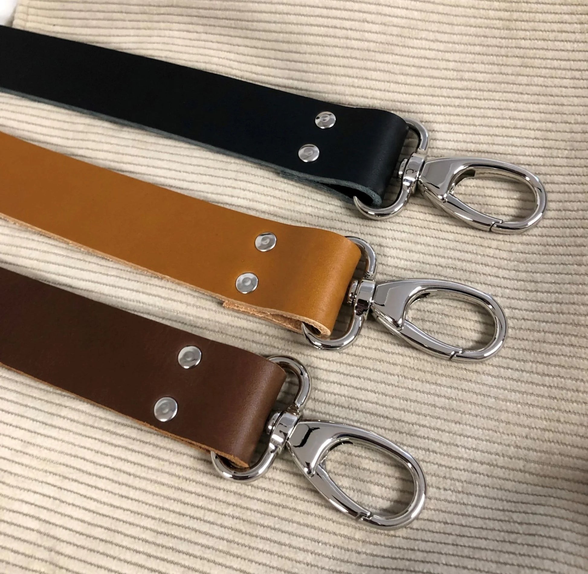 Les trois couleurs de cuir du sac hobo en velours cotelé ivoire et son anse en cuir.