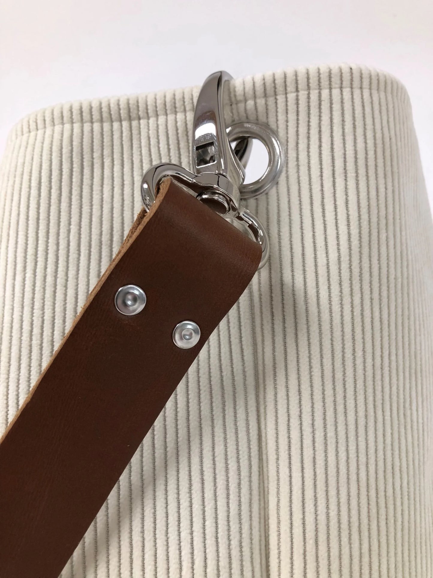 sac Hobo Lesfilsdisa en velours côtelé ivoire et anse en cuir marron