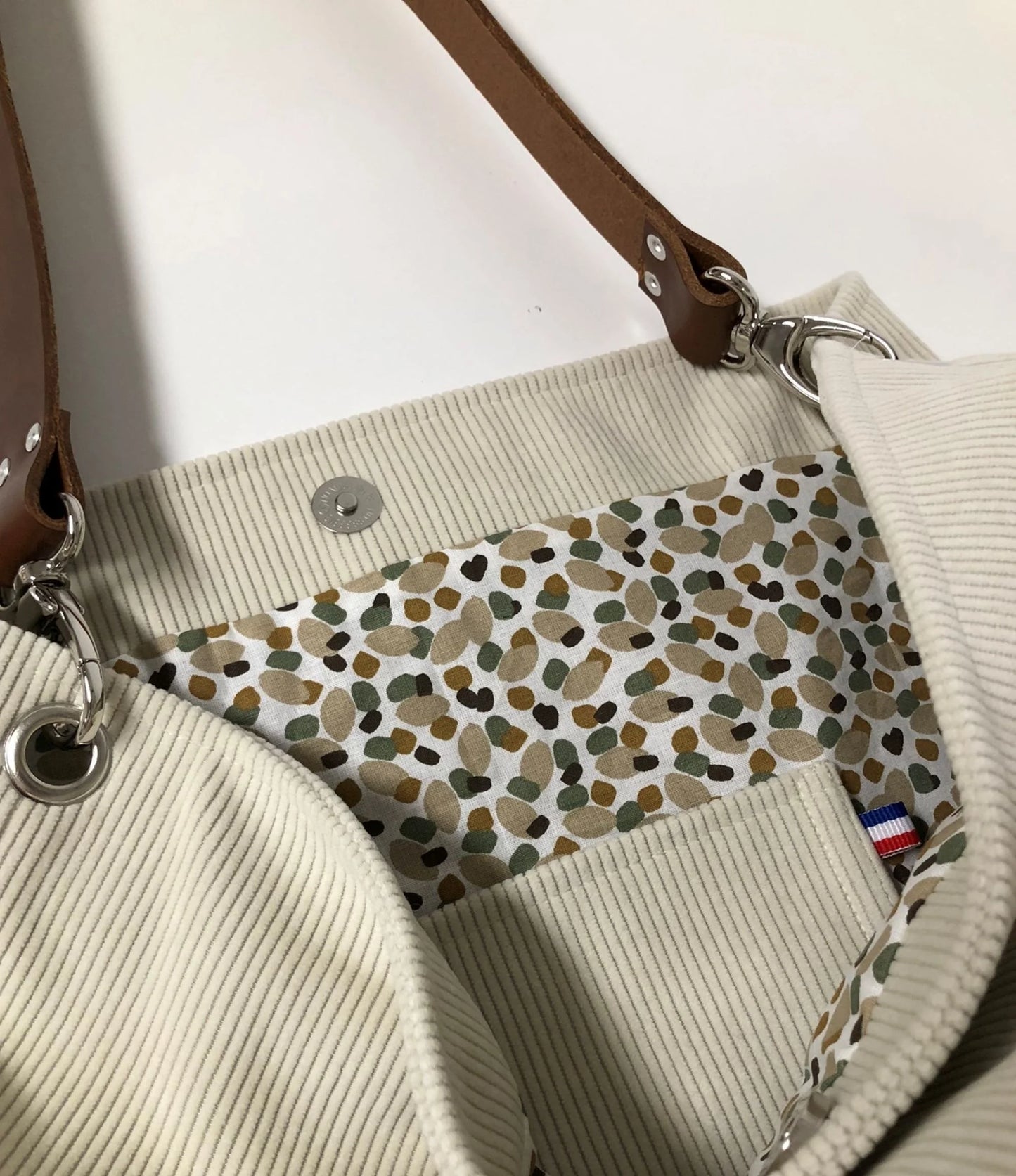 La deuxième poche intérieure du sac Hobo en velours côtelé ivoire