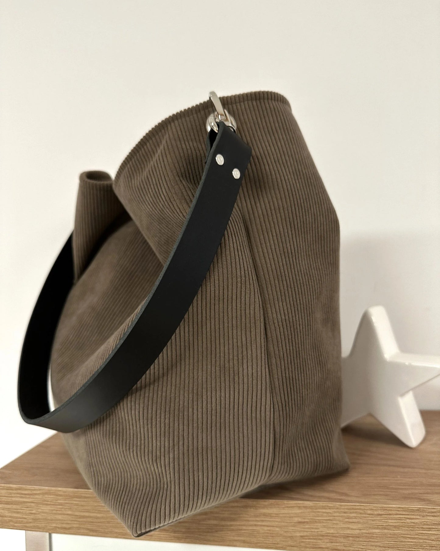 Sac Hobo en velours cotelé marron chamois, anse en cuir noir
