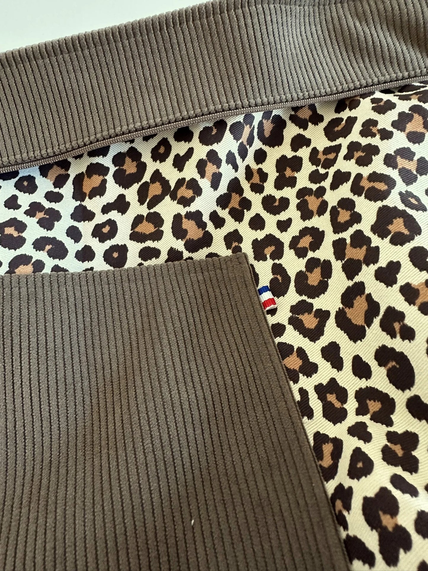la poche plaquée intérieure du sac Hobo en velours cotelé marron chamois .