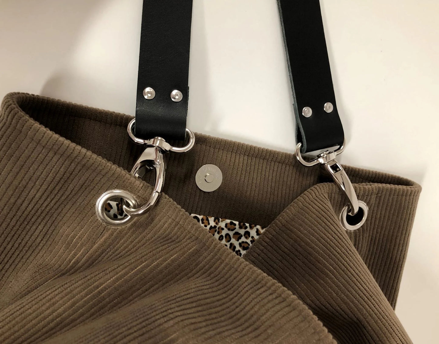 Vue détaillée des accroches du sac hobo Lesfilsdisa en velours côtelé marron chamois