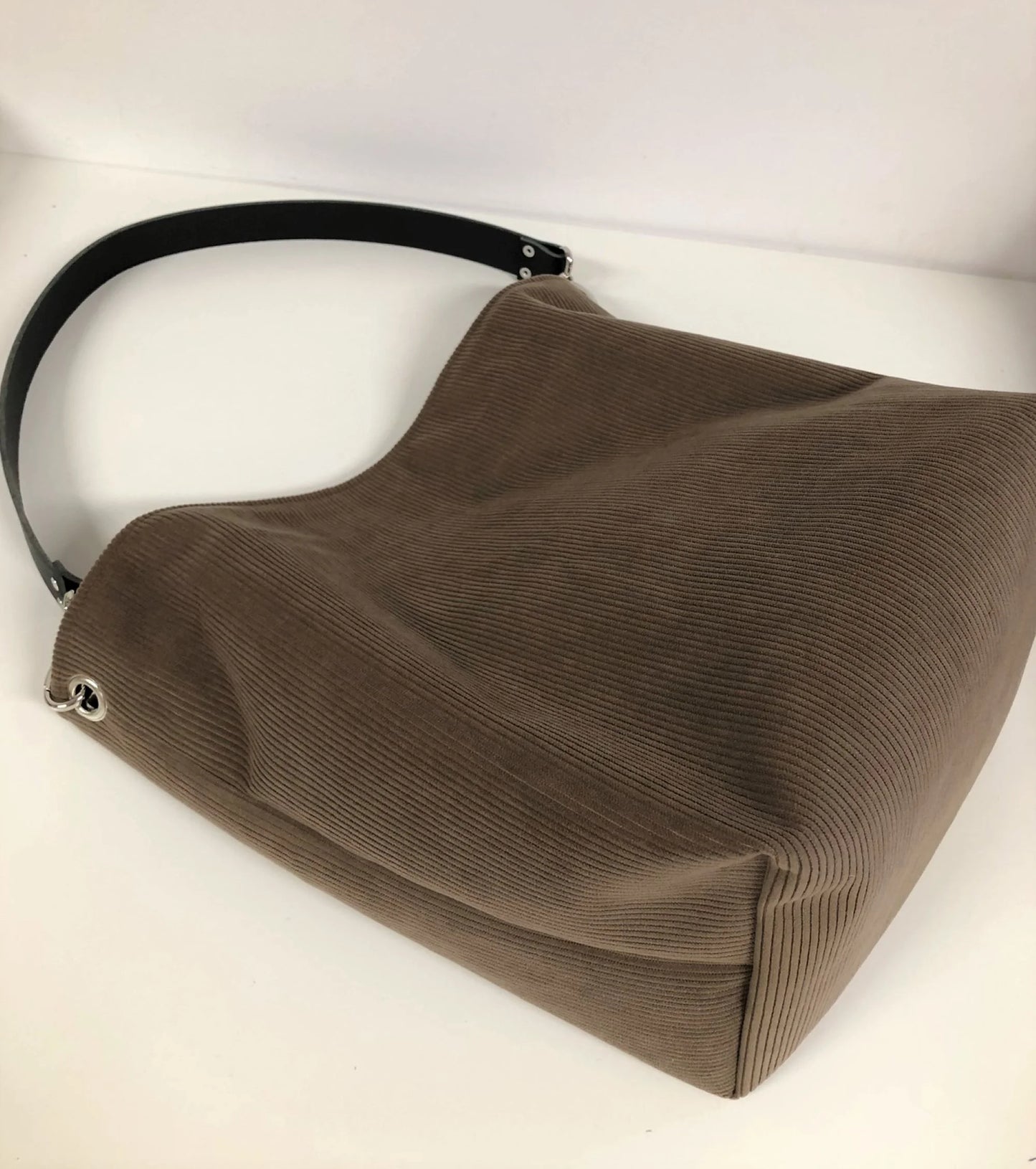Le fond du sac Hobo Lesfilsdisa en velours marron chamois