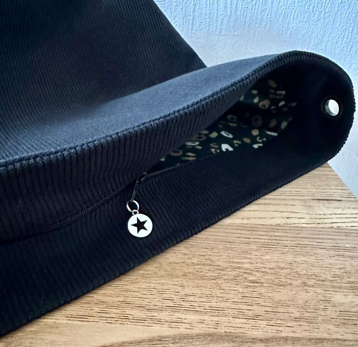 Le sac hobo en velours cotelé noir avec fermeture éclair.