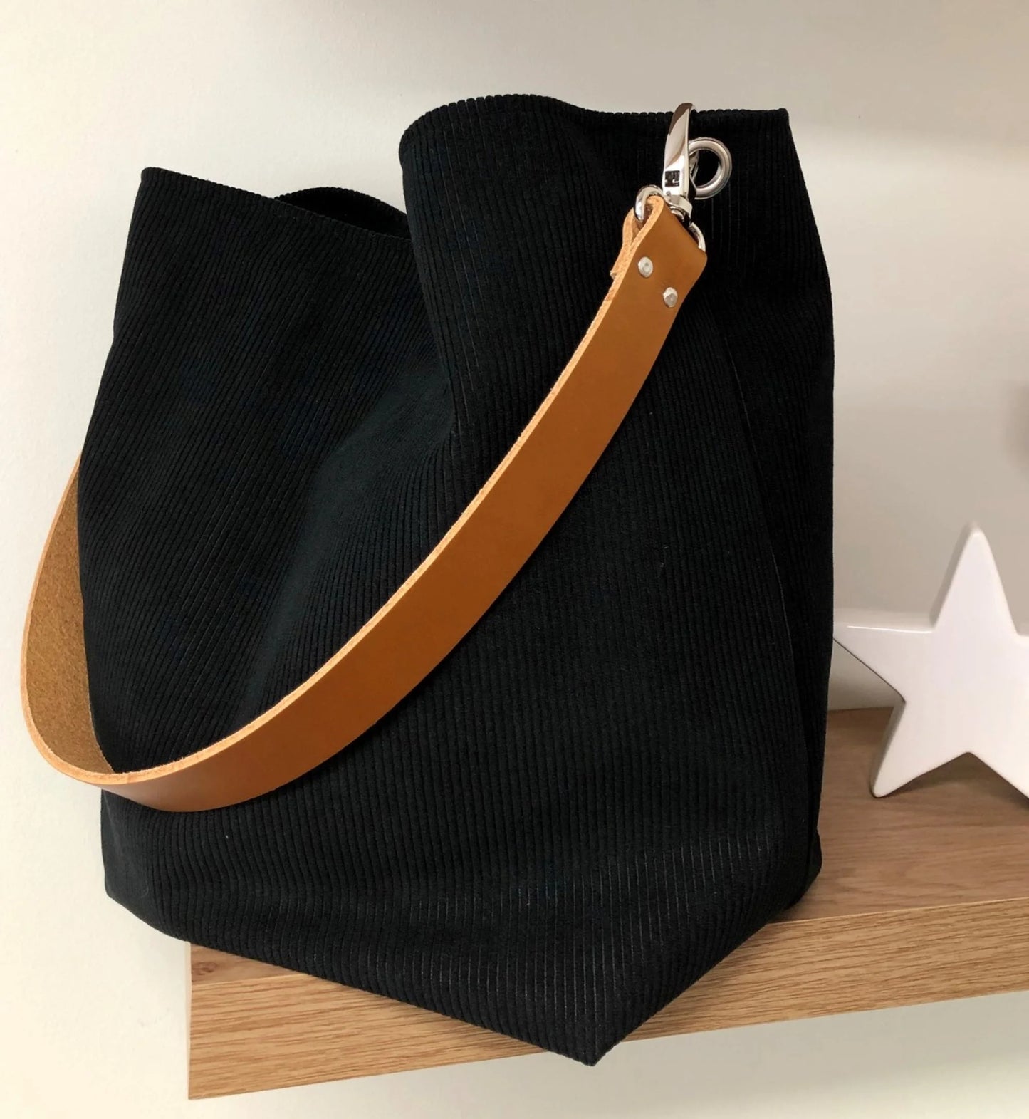Le sac hobo Lesfilsdisa en velours cotelé noir avec anse en cuir fauve