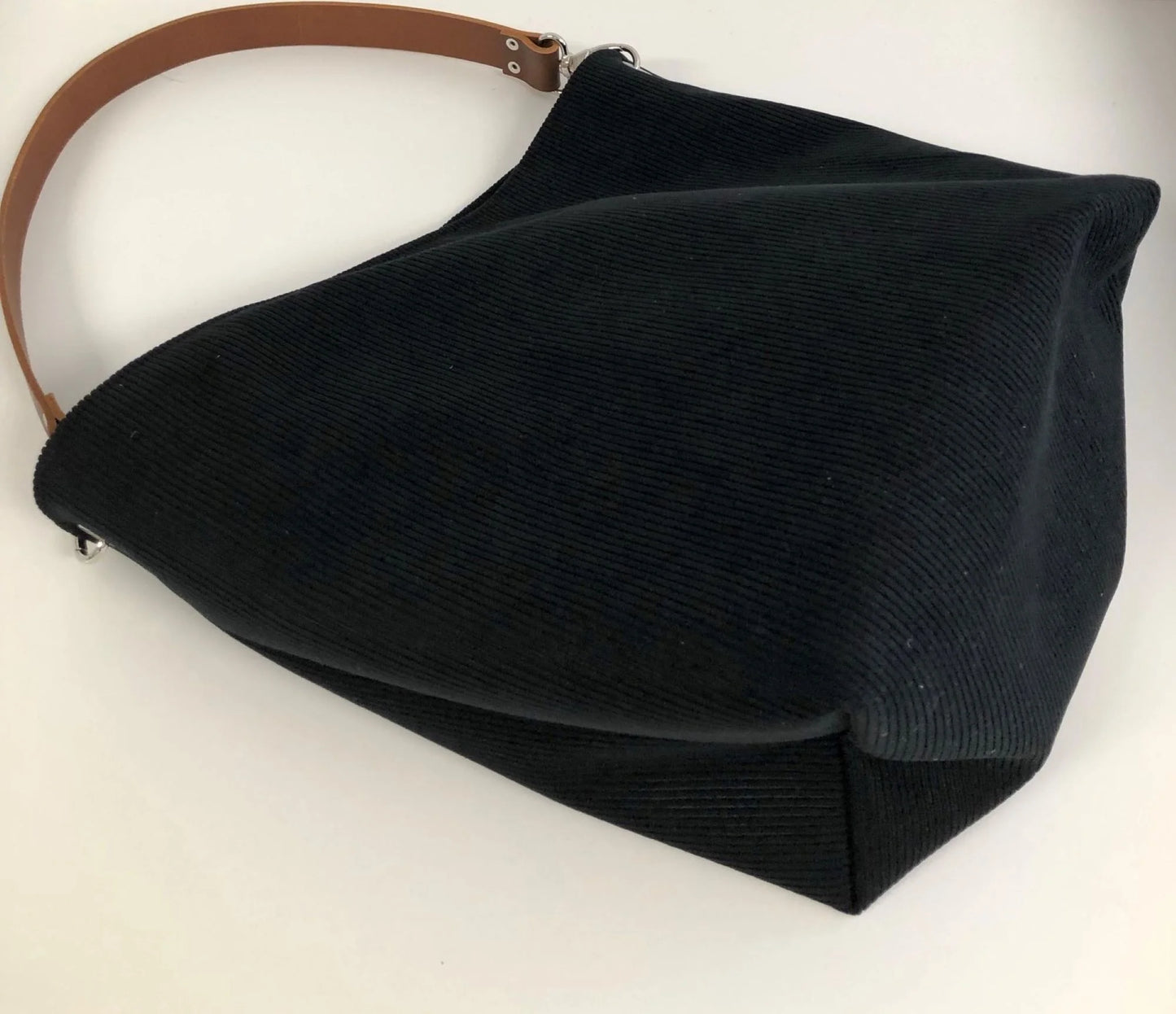 Le sac hobo Lesfilsdisa en velours côtelé noir posé à plat