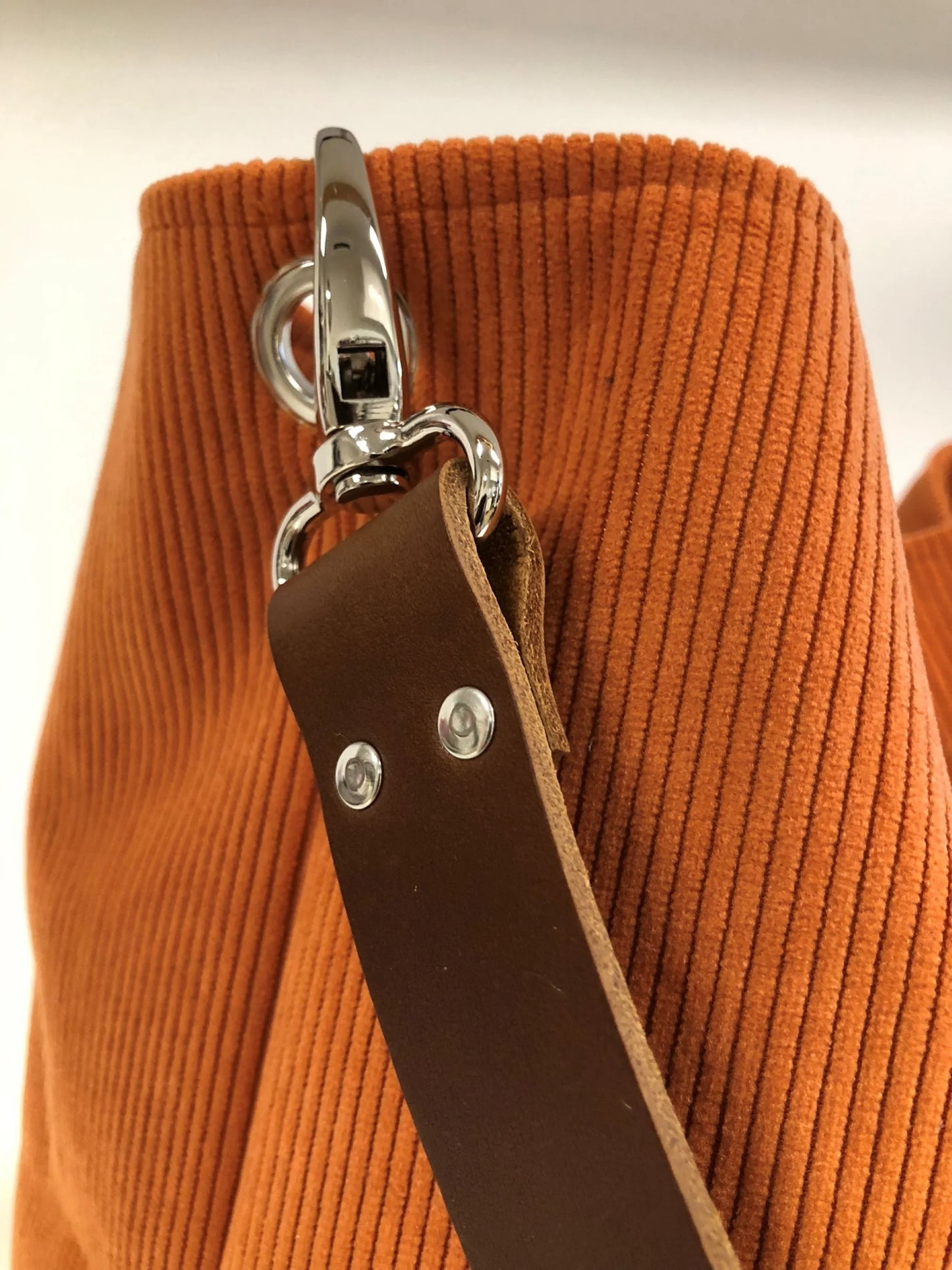 L'anse en cuir marron amovible du sac Hobo Lesfilsdisa en velours côtelé orange