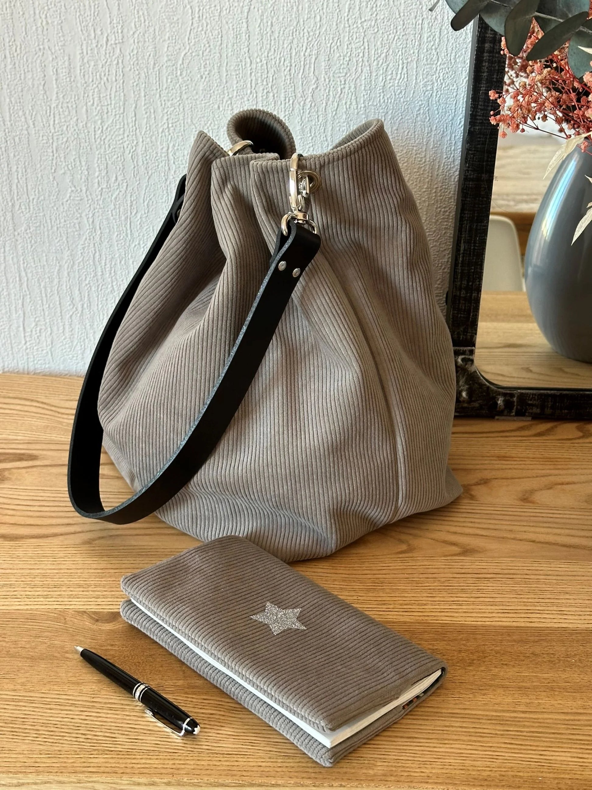 Le sac Hobo en velours cotelé taupe et le porte chéquier assorti.