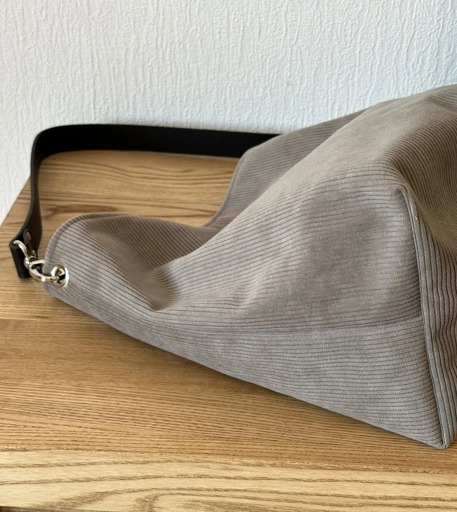 Le fond du sac Hobo en velours cotelé taupe.