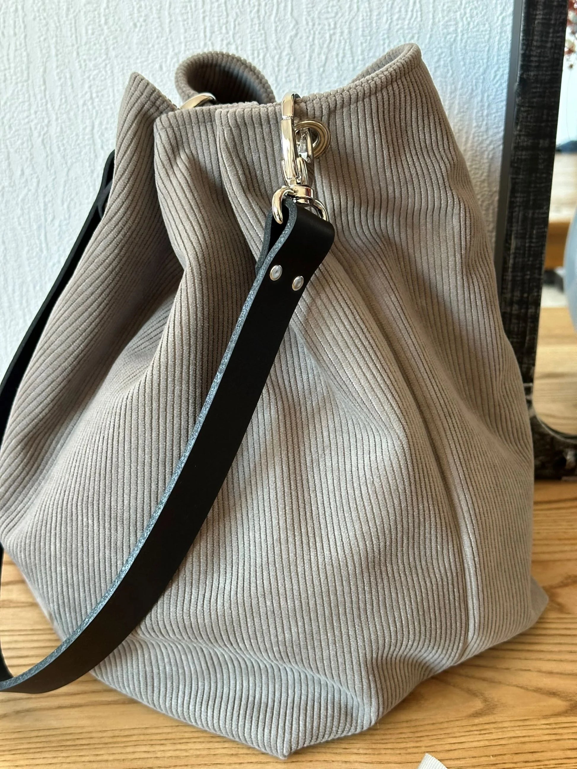 Vue d'ensemble du sac Hobo en velours cotelé taupe.