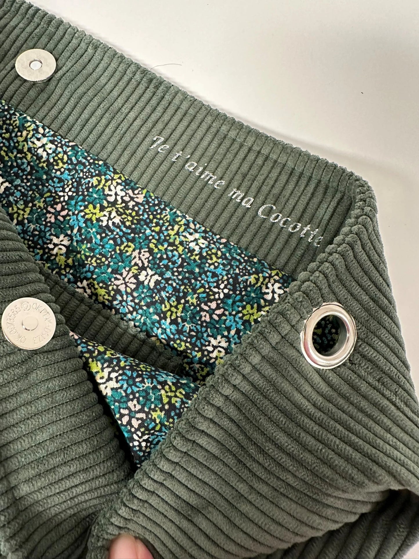 Exemple de personnalisation intérieure du sac hobo en vert velours cotelé vert kaki.