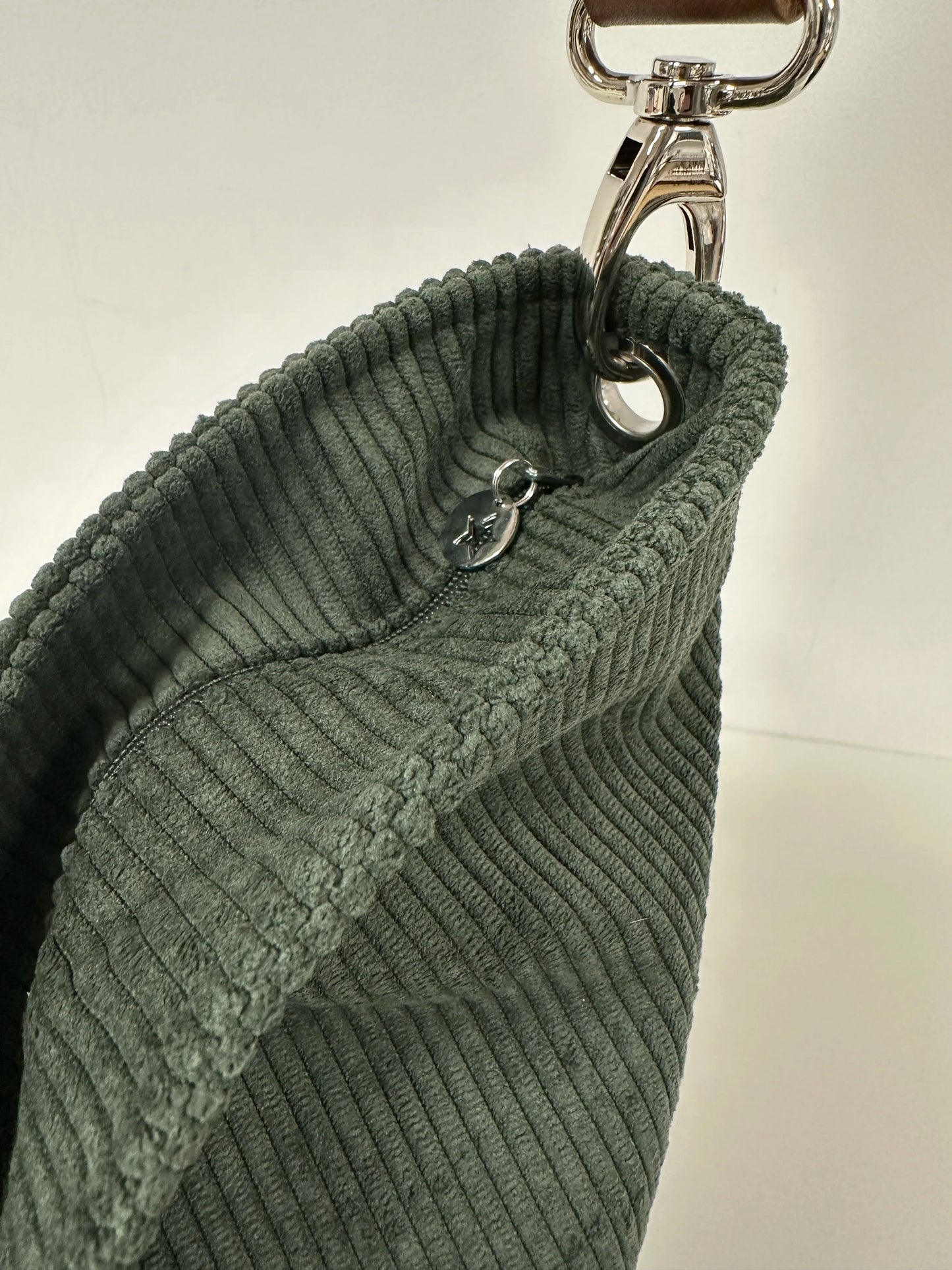 Sac Hobo en velours cotelé vert kaki, anse en cuir fauve, marron ou noir