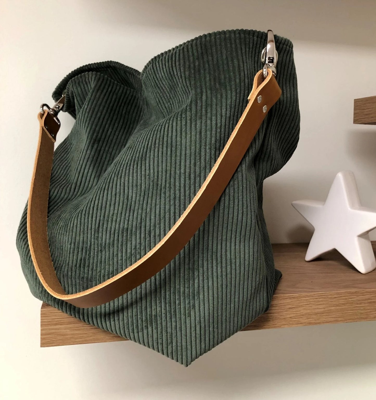 sac hobo en velours vert kaki et anse en cuir fauve