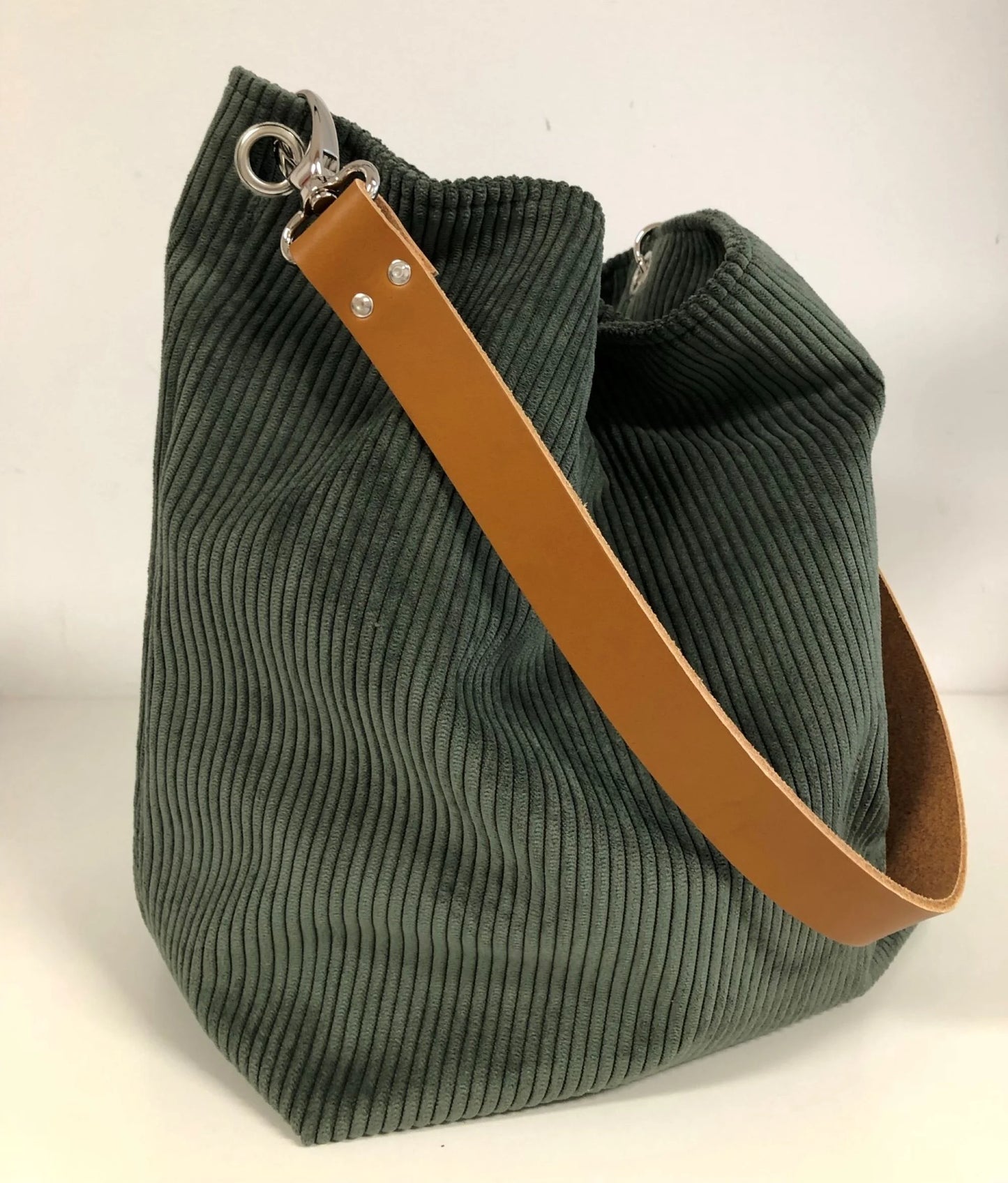 le sac hobo Lefilsdisa en velours vert kaki et anse en cuir fauve