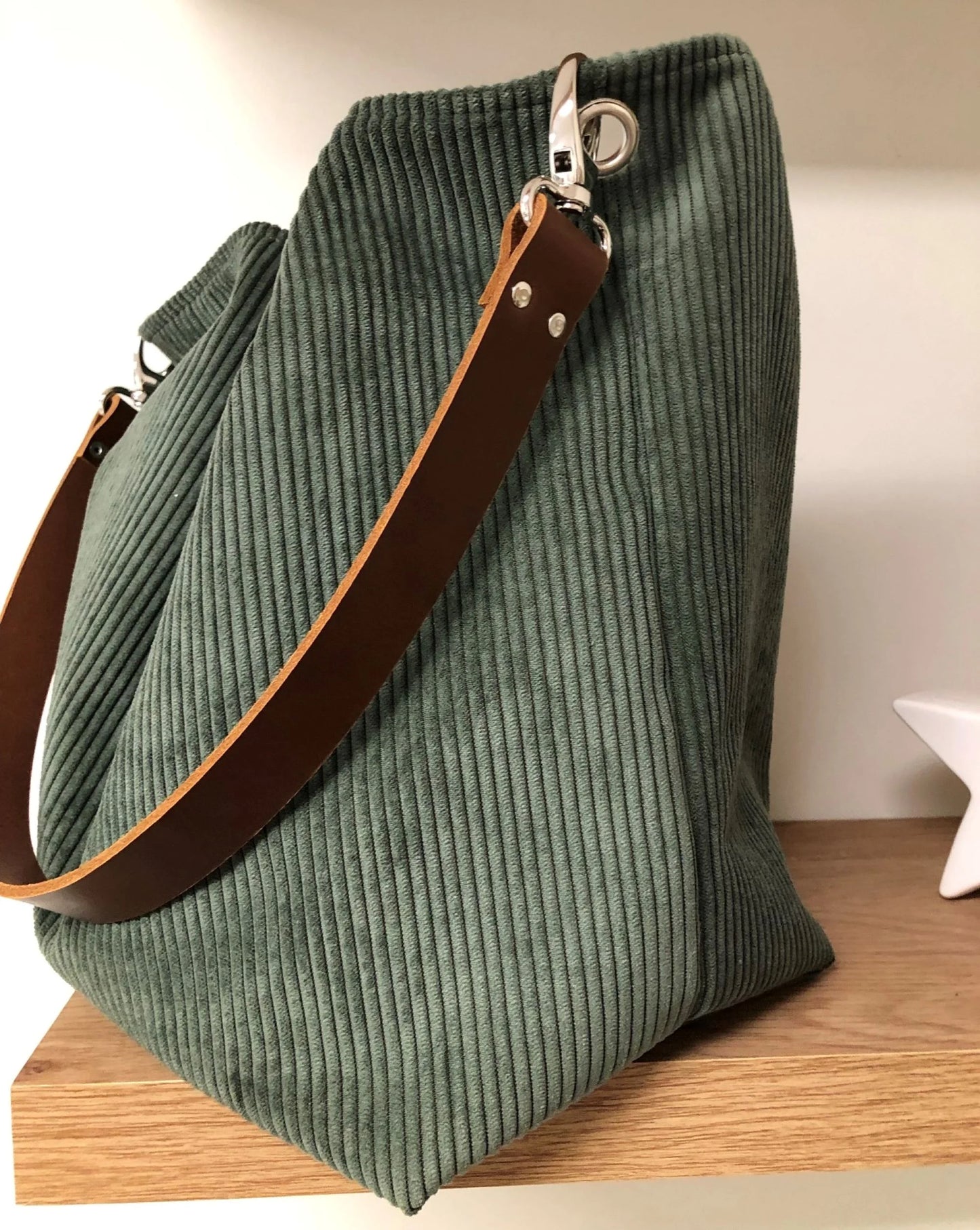 le sac hobo en velours vert cotelé vert kaki et anse en cuir marron