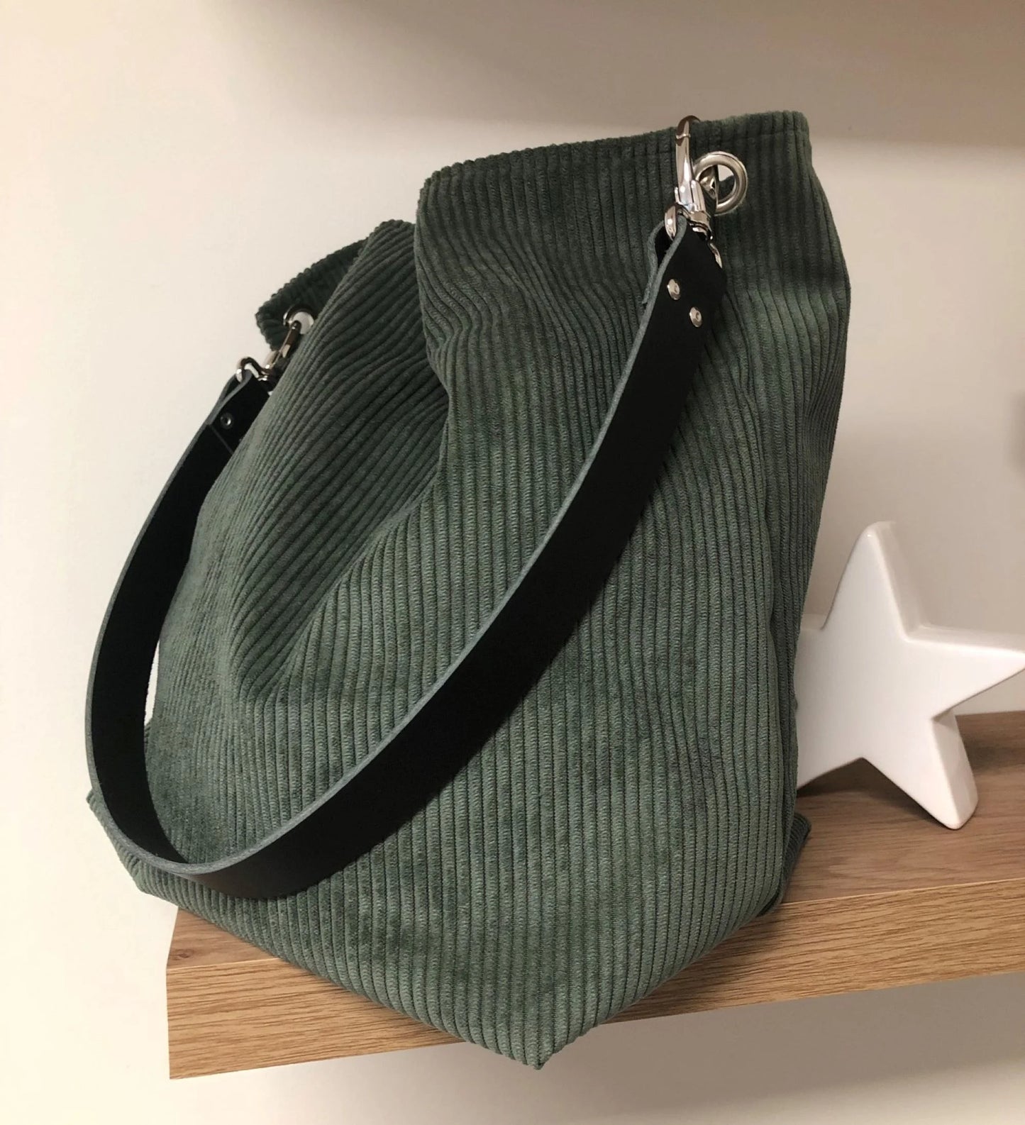 sac hobo Lesfilsdisa en velours cotelé vert kaki et anse en cuir noir
