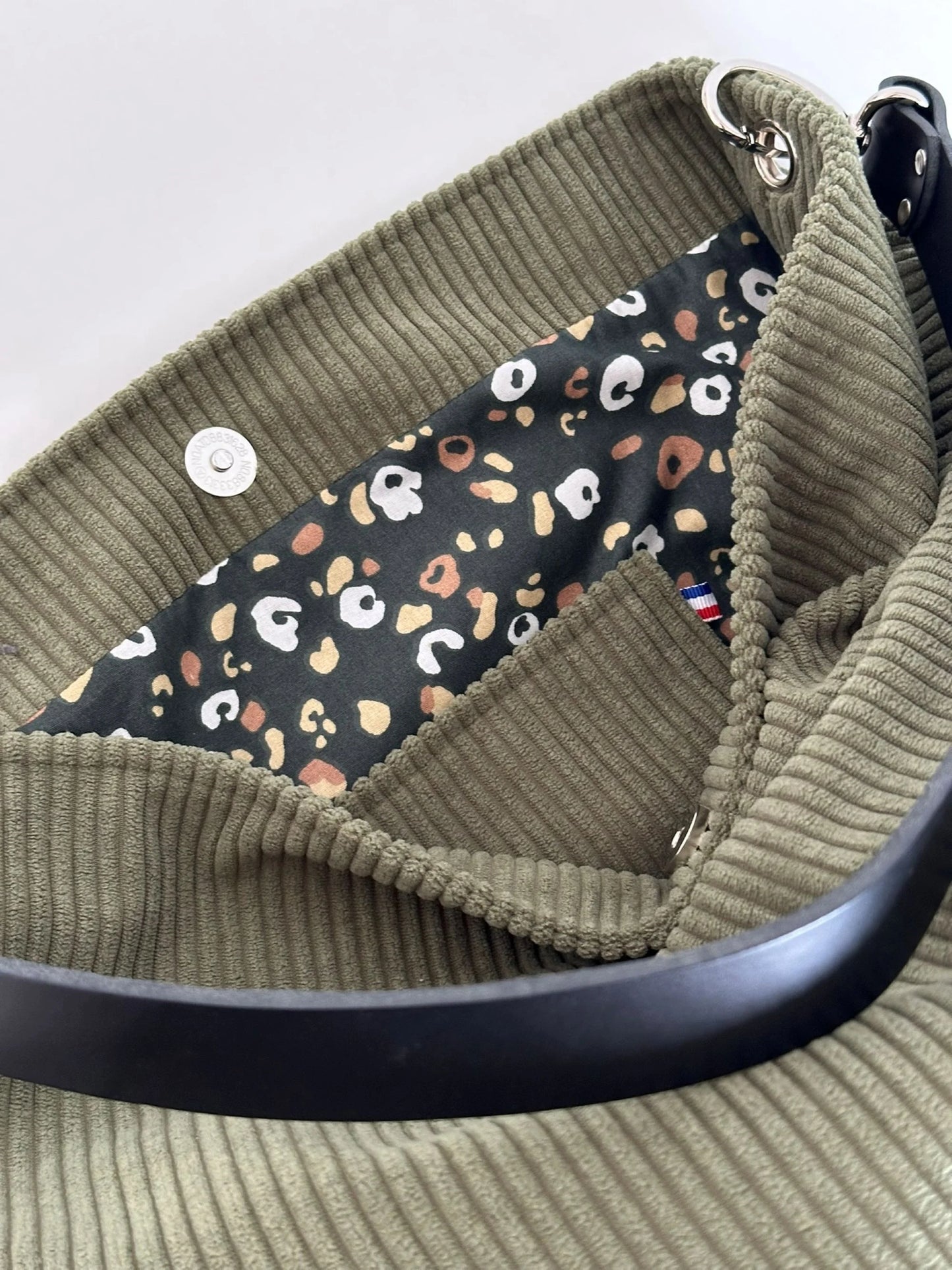 La deuxième poche intérieure du sac Hobo en velours cotelé vert armée.