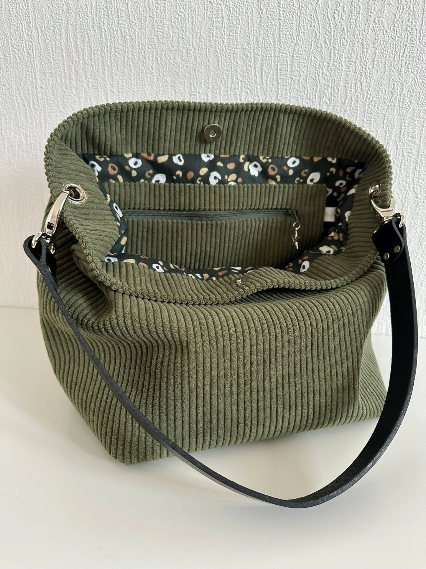 La doublure intérieure du sac Hobo en velours cotelé vert armée.