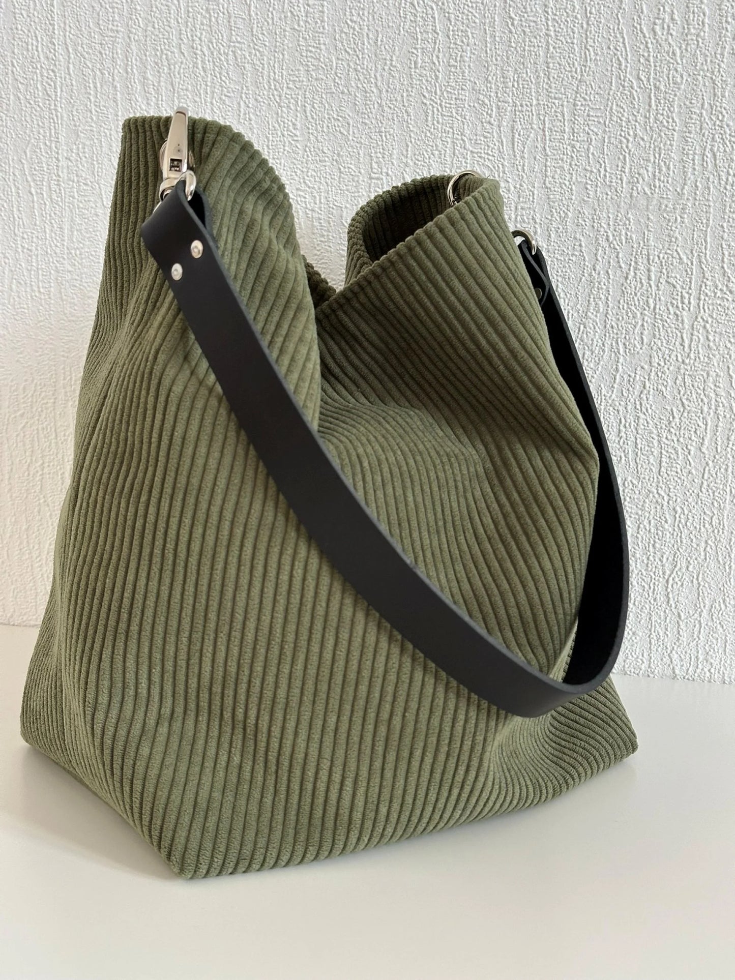 Le sac Hobo en velours cotelé vert armée.