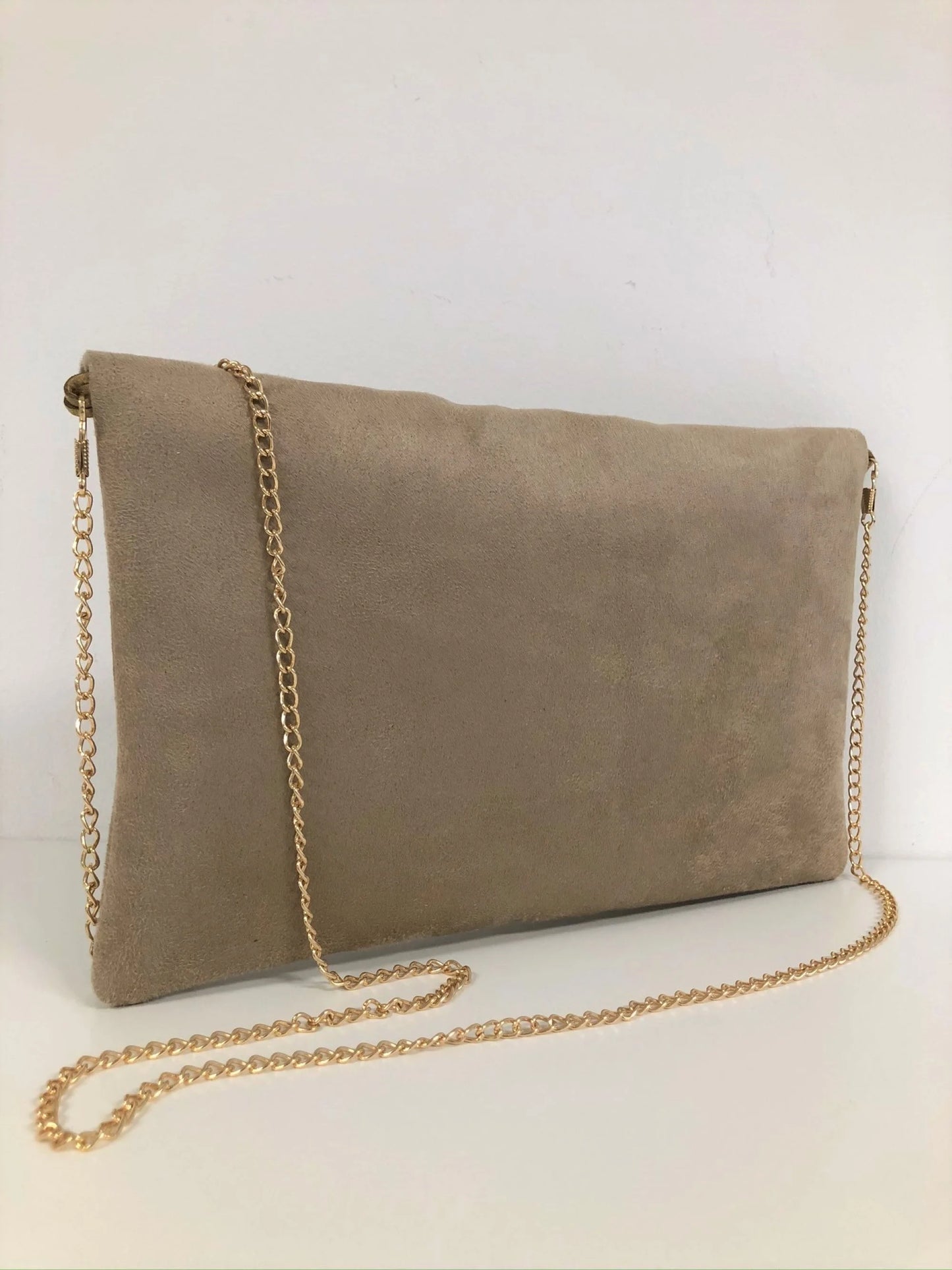 Le sac pochette Isa beige à paillettes dorées vu de dos.