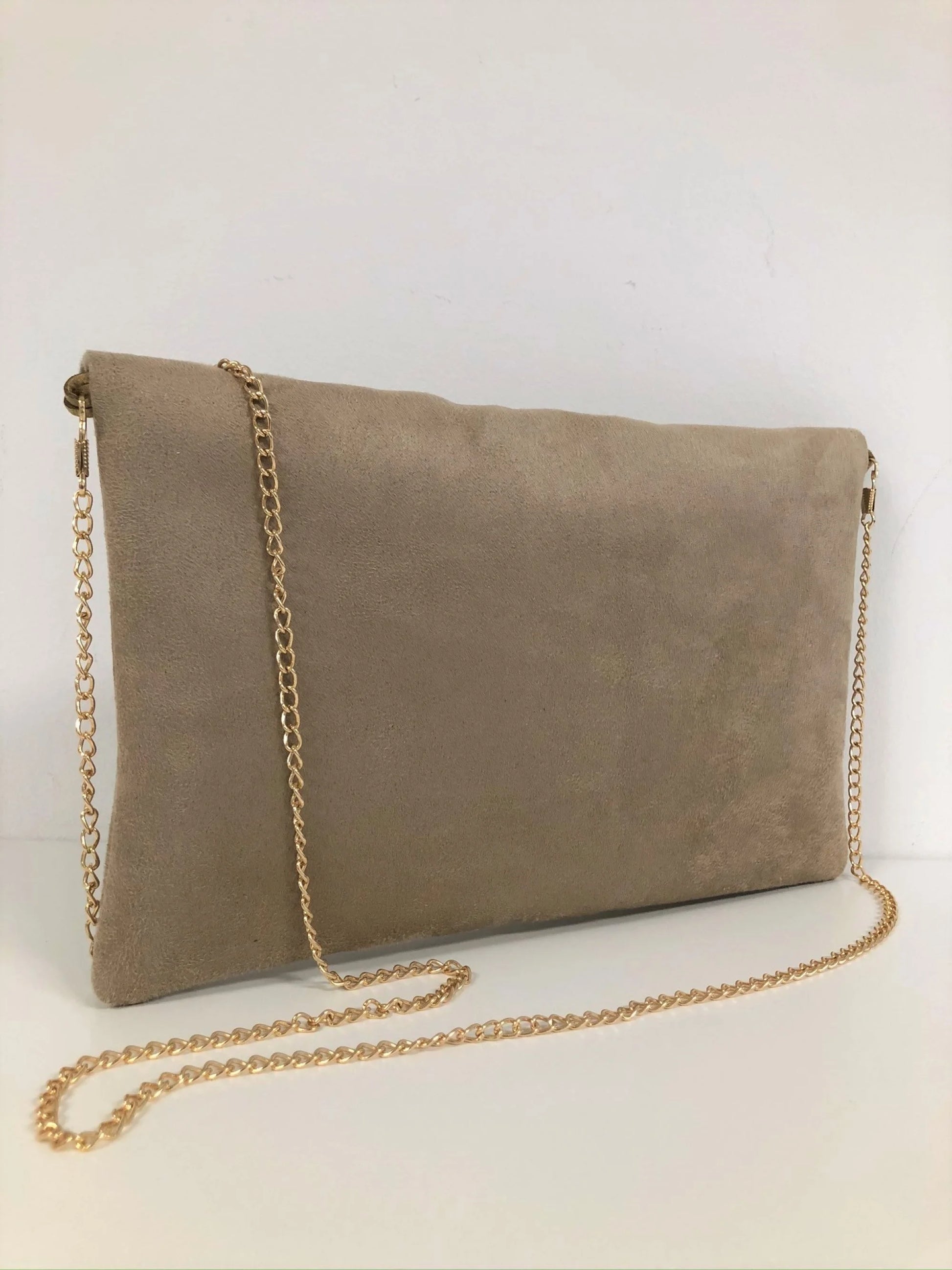 Le sac pochette Isa beige à paillettes dorées vu de dos.