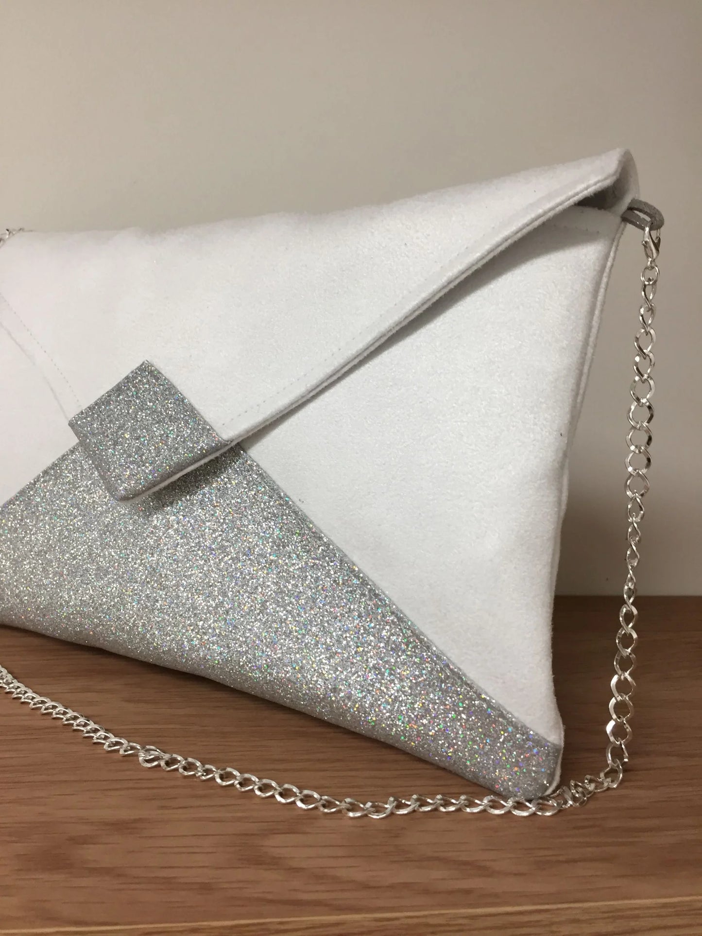 Vue de détail du sac pochette Isa blanc à paillettes argentées avec chainette amovible
