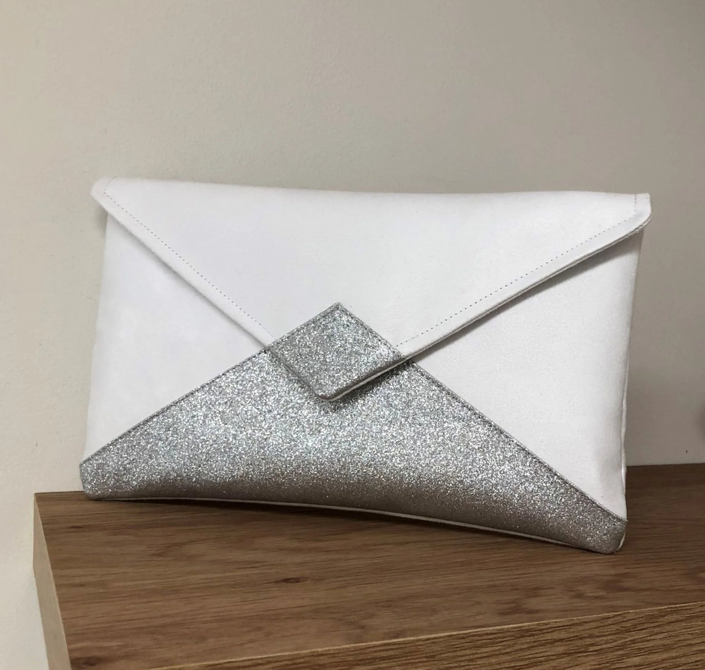 Le sac pochette Isa blanc à paillettes argentées sans chainette amovible