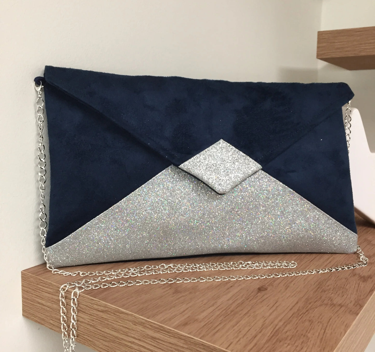 Vue de face du sac pochette Isa bleu marine à paillettes argentées