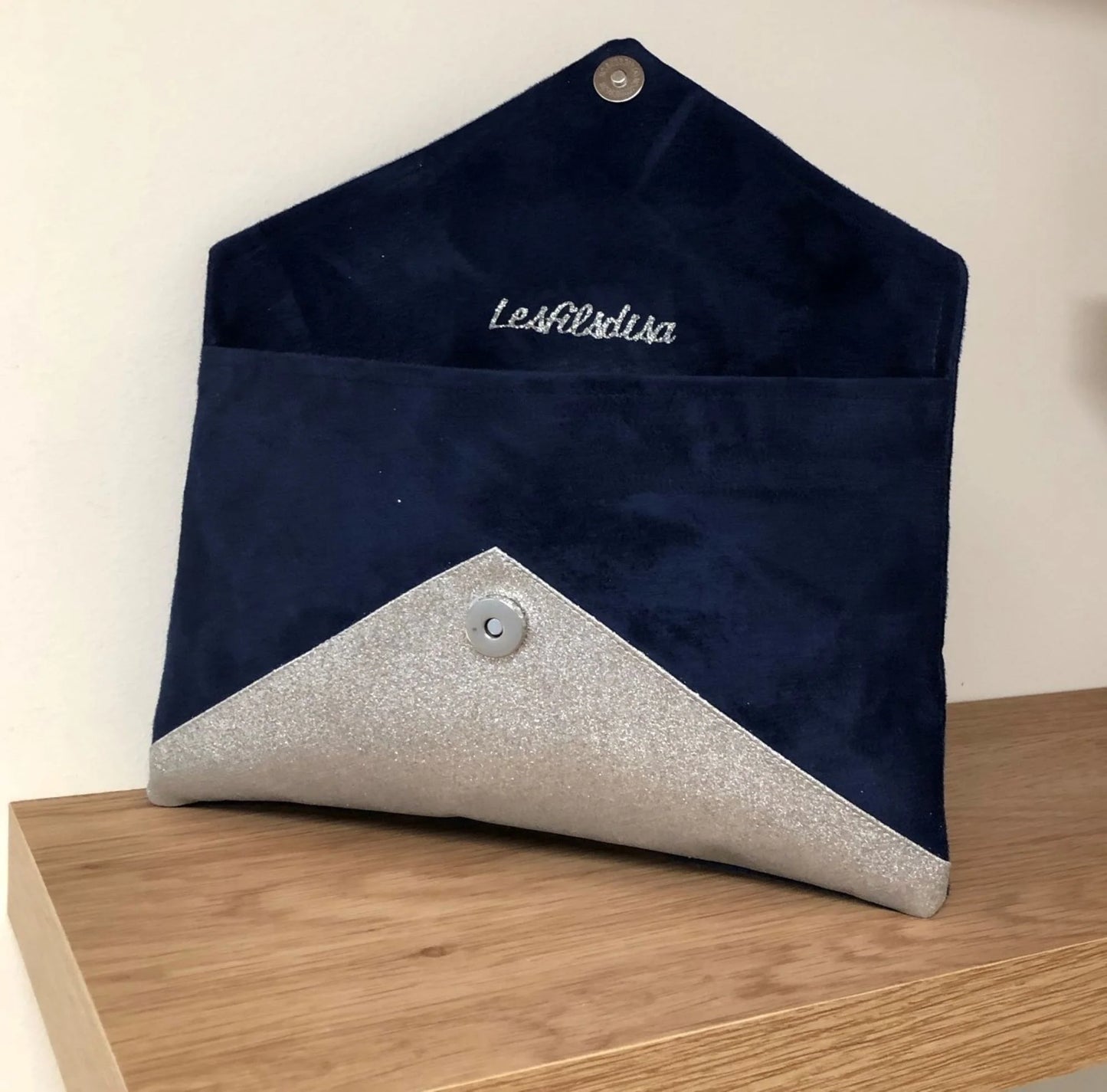 La pochette Isa bleu marine à paillettes argentées ouverte