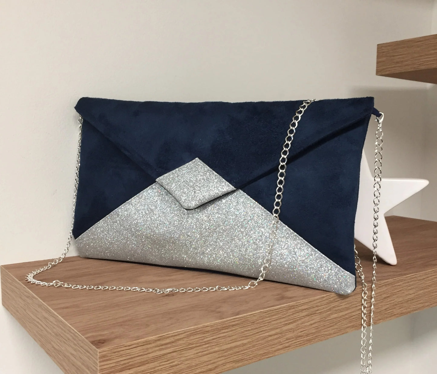 Le sac pochette Isa bleu marine à paillettes argentées avec sa chainette amovible