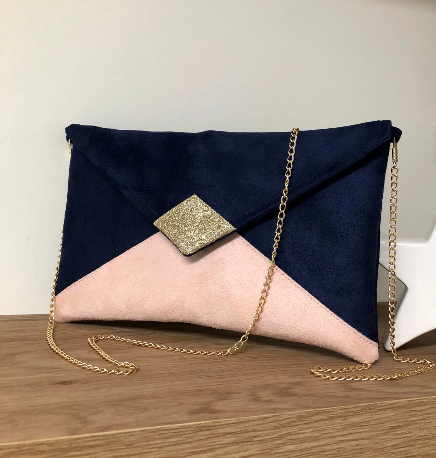 Le sac pochette Isa bleu marine et beige nude à paillettes dorées, vue de face.