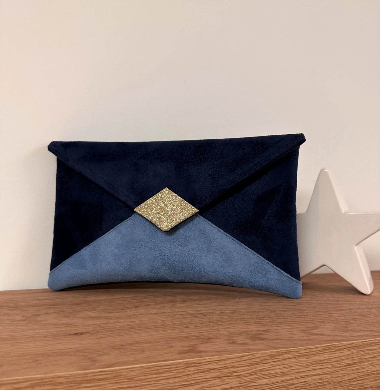 Le sac pochette Isa bleu marine, bleu ciel et doré,, sans chainette.