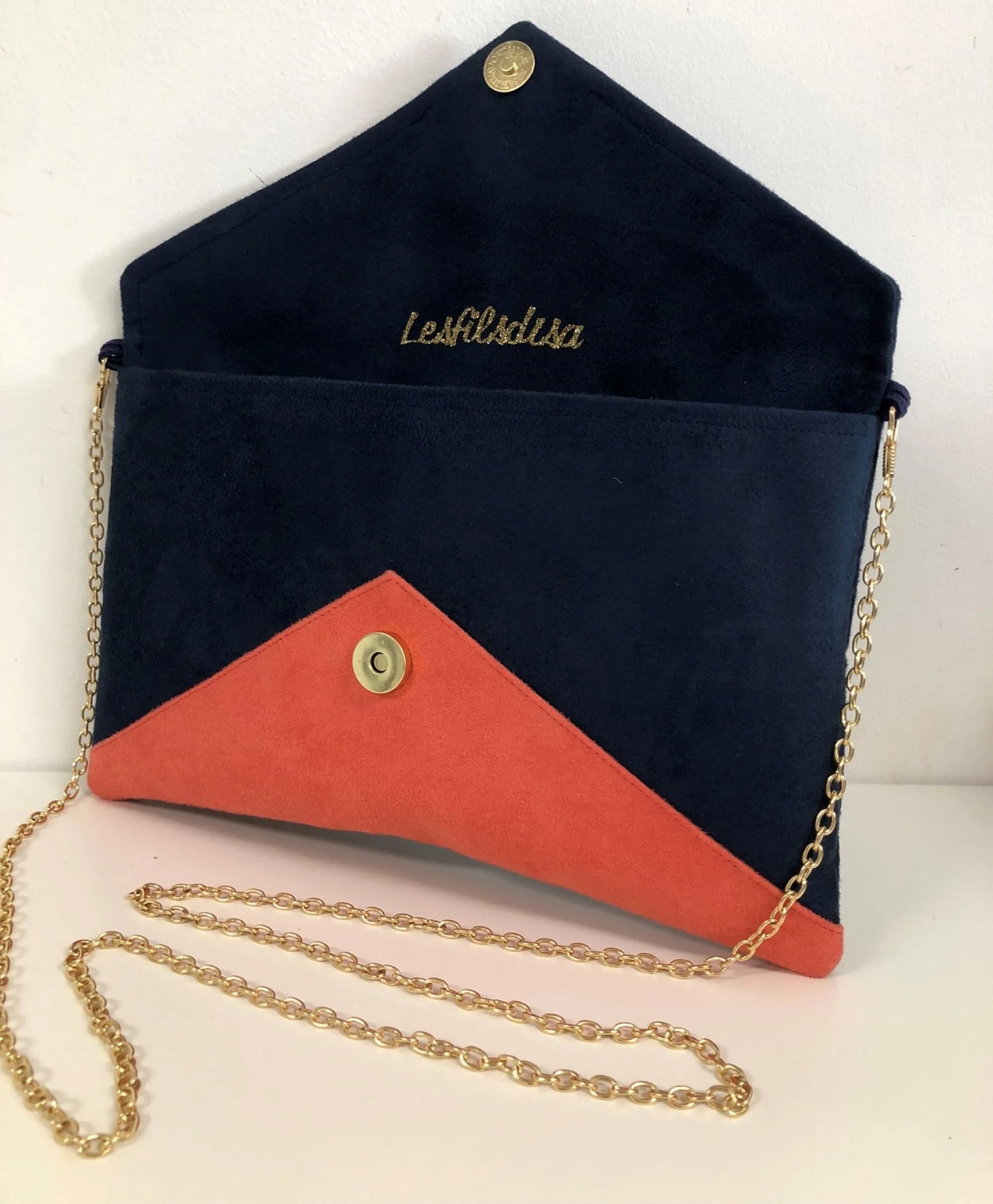 Le sac pochette Isa bleu marine et corail à paillettes bleu marine, ouvert.