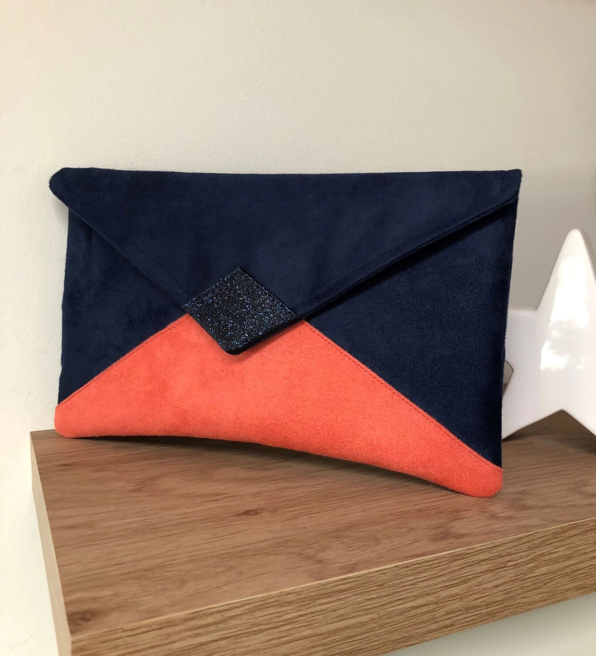 Le sac pochette Isa bleu marine et corail à paillettes bleu marine, sans chainette.