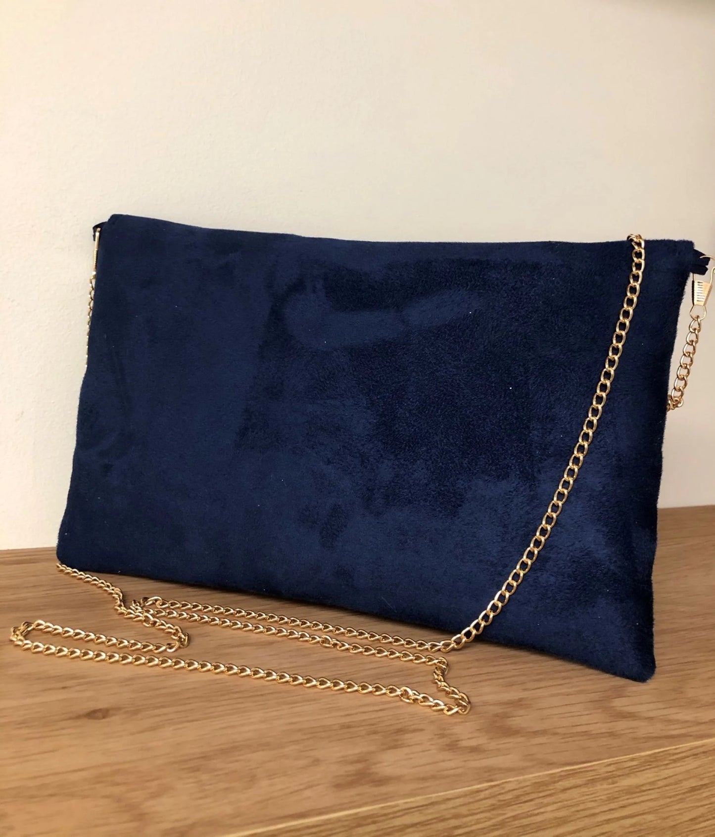Le dos du sac pochette Isa bleu marine et doré à paillettes, avec chainette amovible.