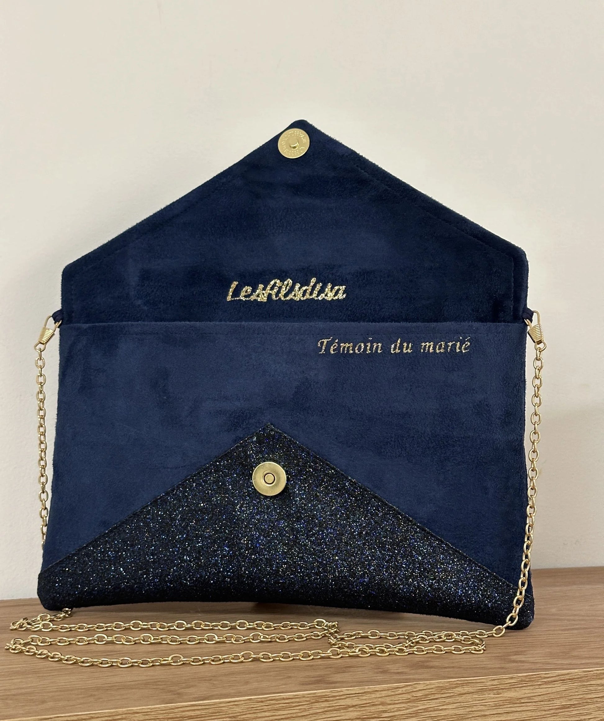 Exemple de personnalisation du sac pochette Isa bleu marine et doré à paillettes, avec chainette amovible.