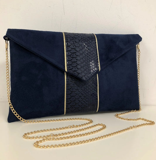 Le sac pochette Isa bleu marine reptile à liseré doré, avec chainette amovible.