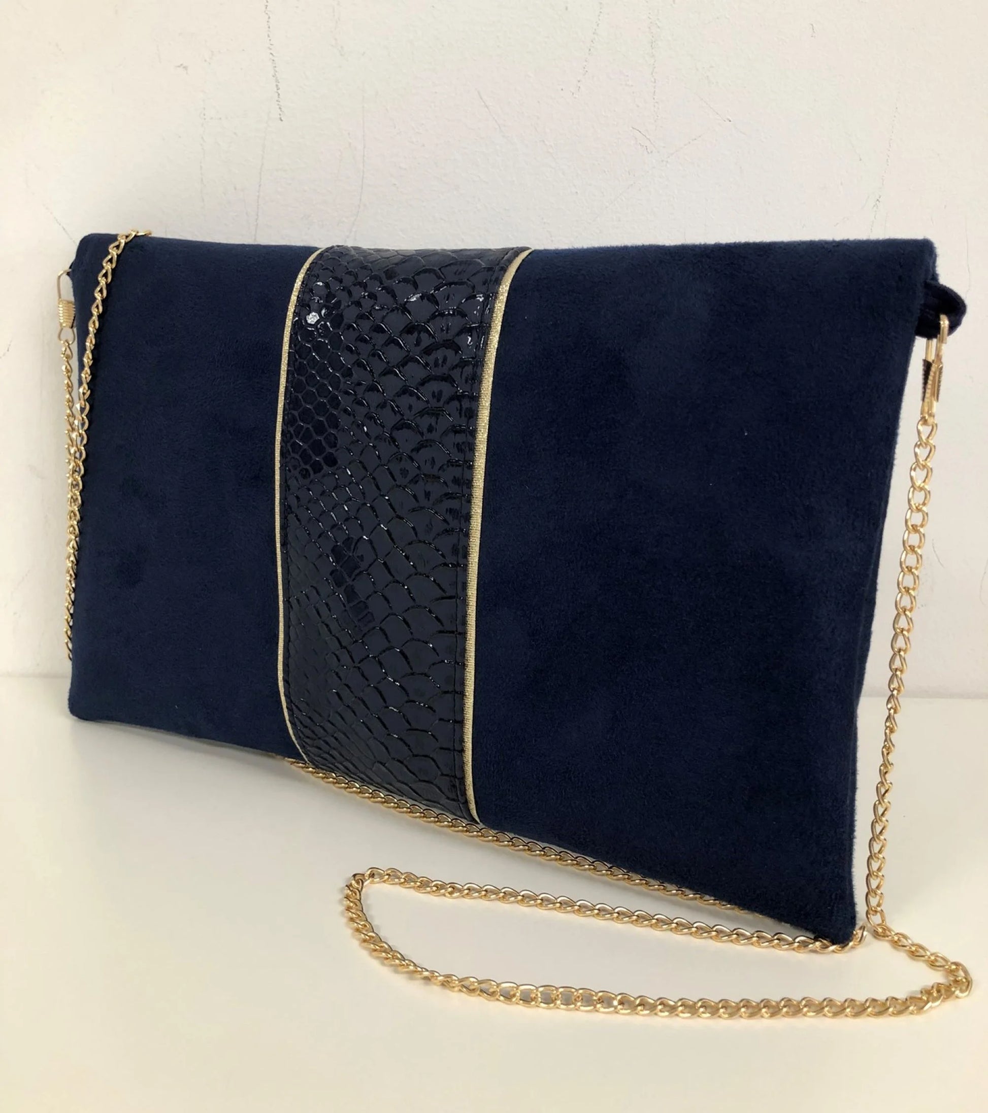 Vue de dos du sac pochette Isa bleu marine reptile à liseré doré.