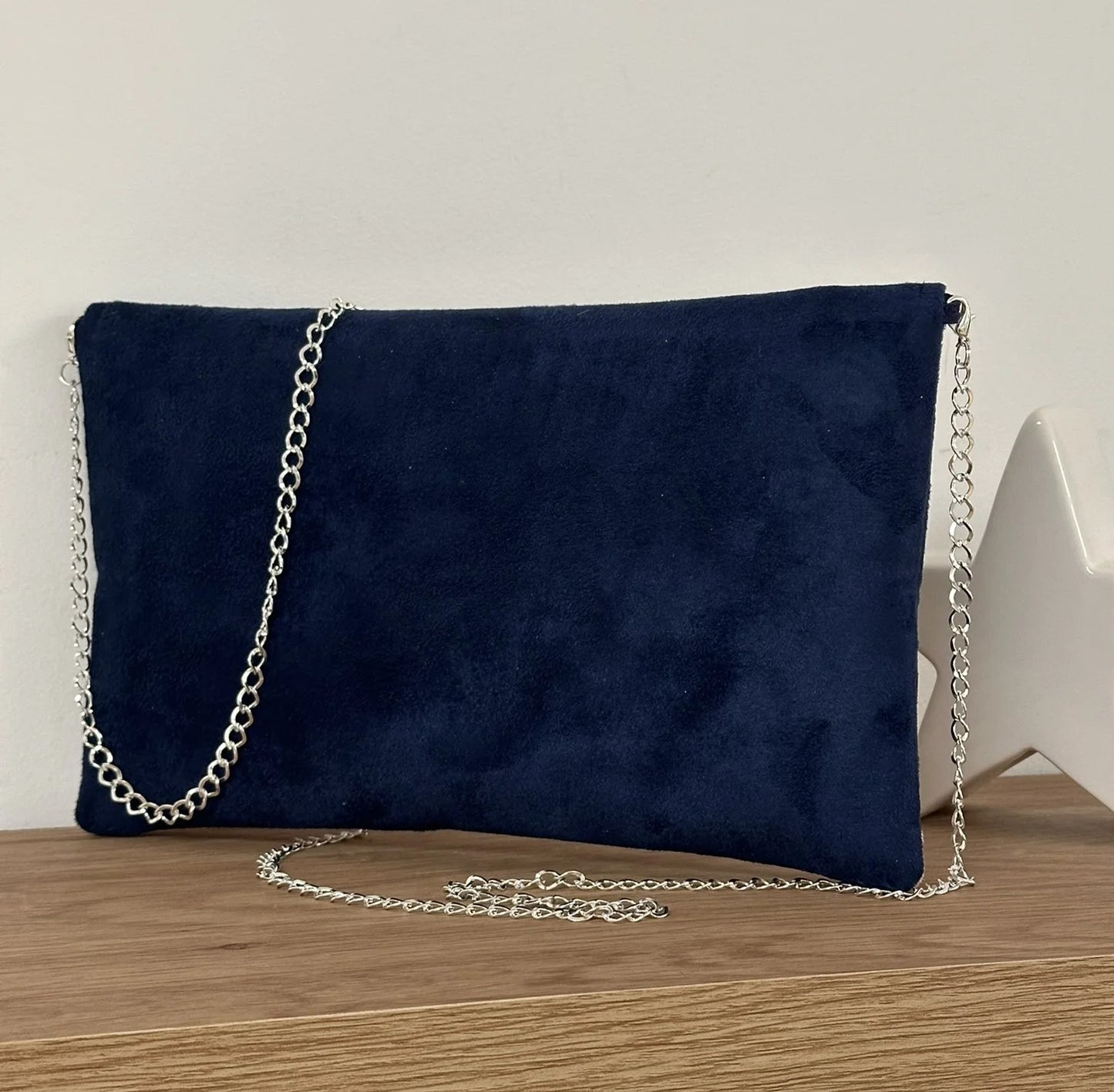 Le sac pochette Isa bleu marine et rose poudré, vue de dos.