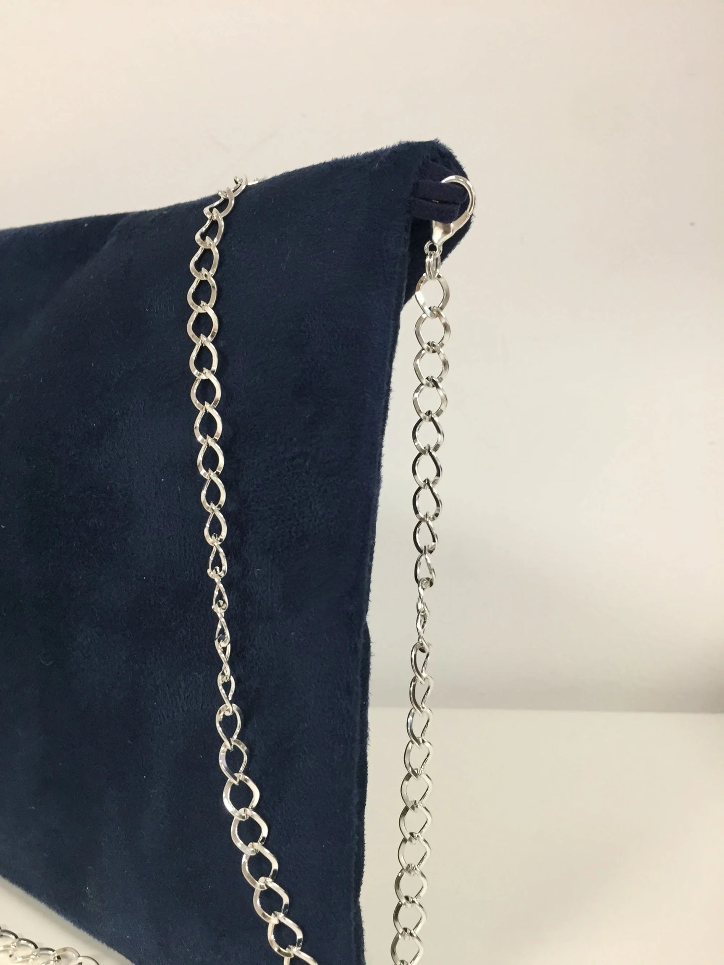 Le sac pochette Isa bleu marine et rouge à paillettes argentées, face arrière.