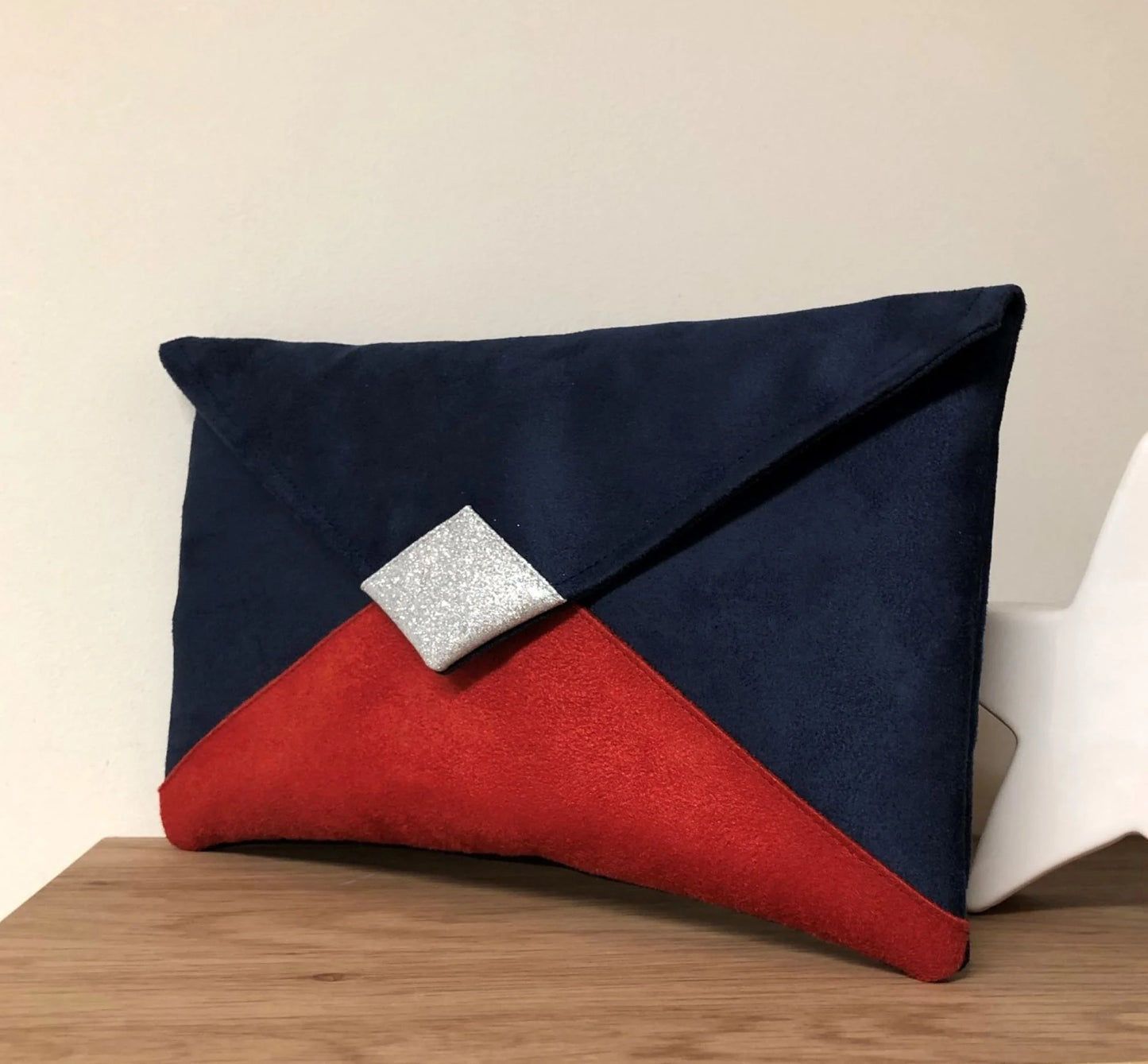 Le sac pochette Isa bleu marine et rouge à paillettes argentées sans chainette.