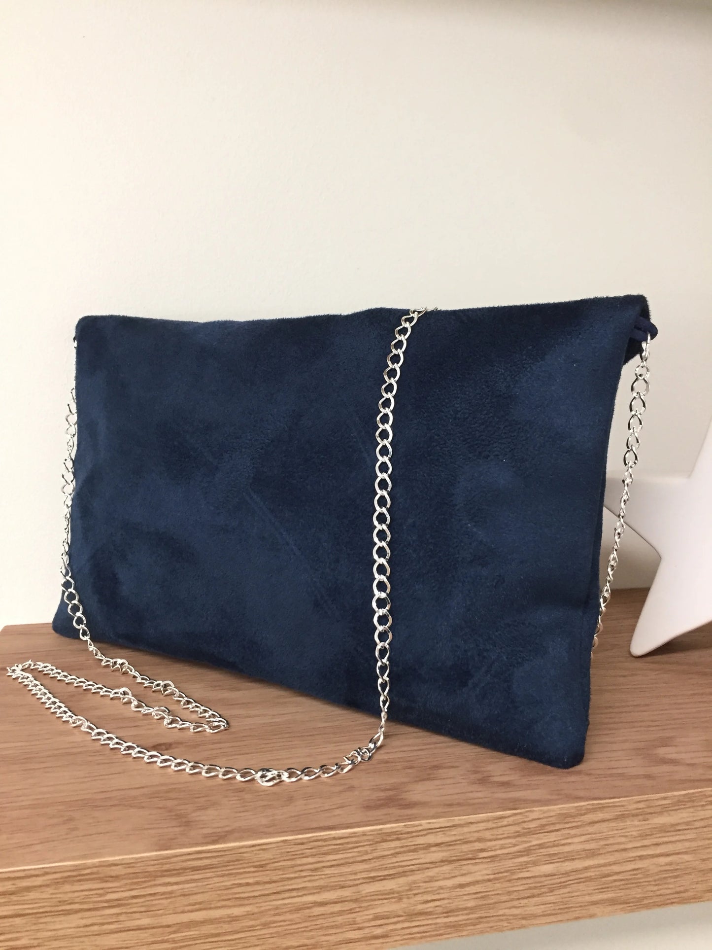 Vue arrière du sac pochette Isa bleu marine et vert menthe à paillettes argentées, avec chainette amovible.